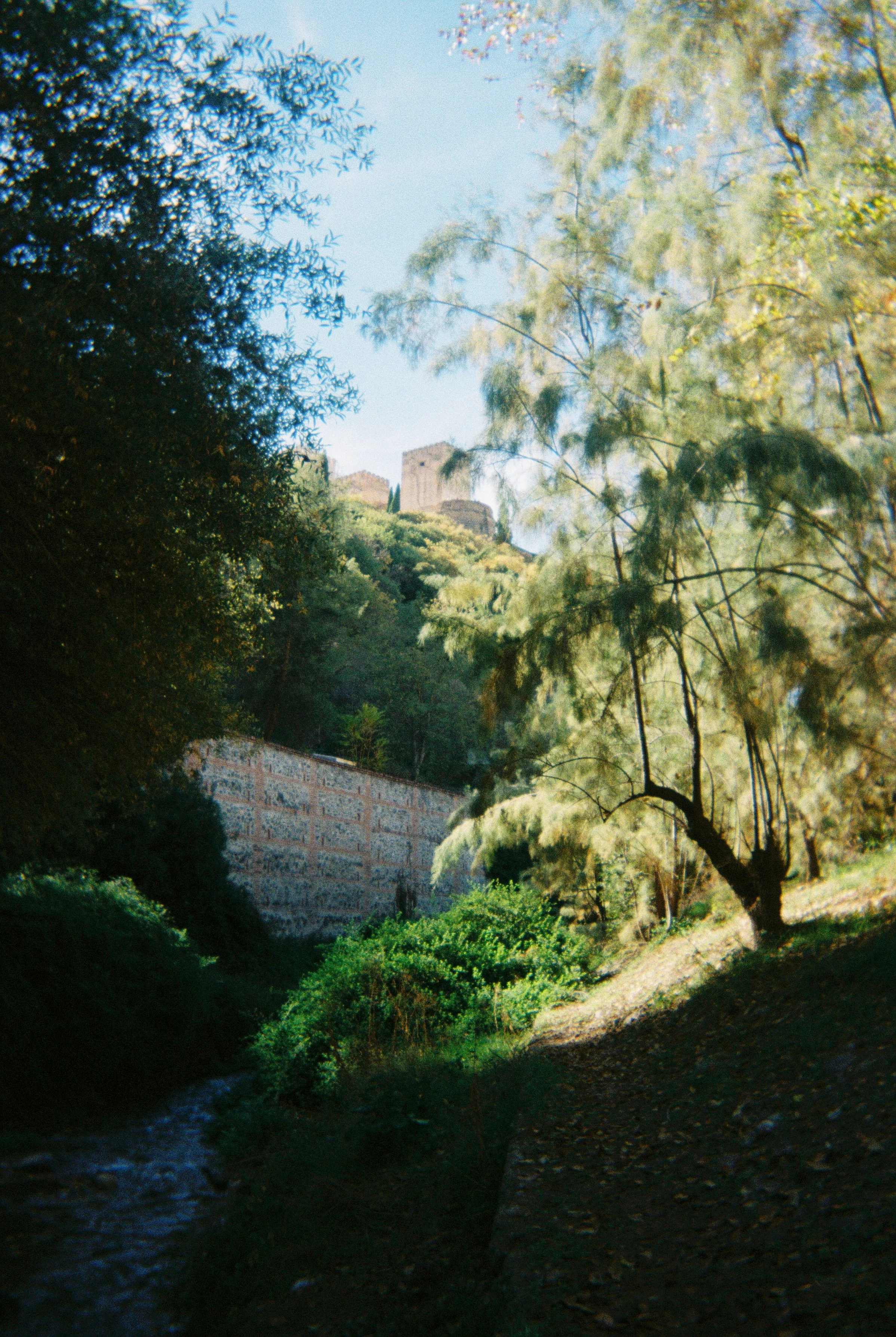 We get a Blabla car to Granada, one of my favourites places in the world. Last year I was here and met very wonderful people, and this year I wouldn't realize the importance of coming back until later. I was feeling nostalgic. The river I remembered 
