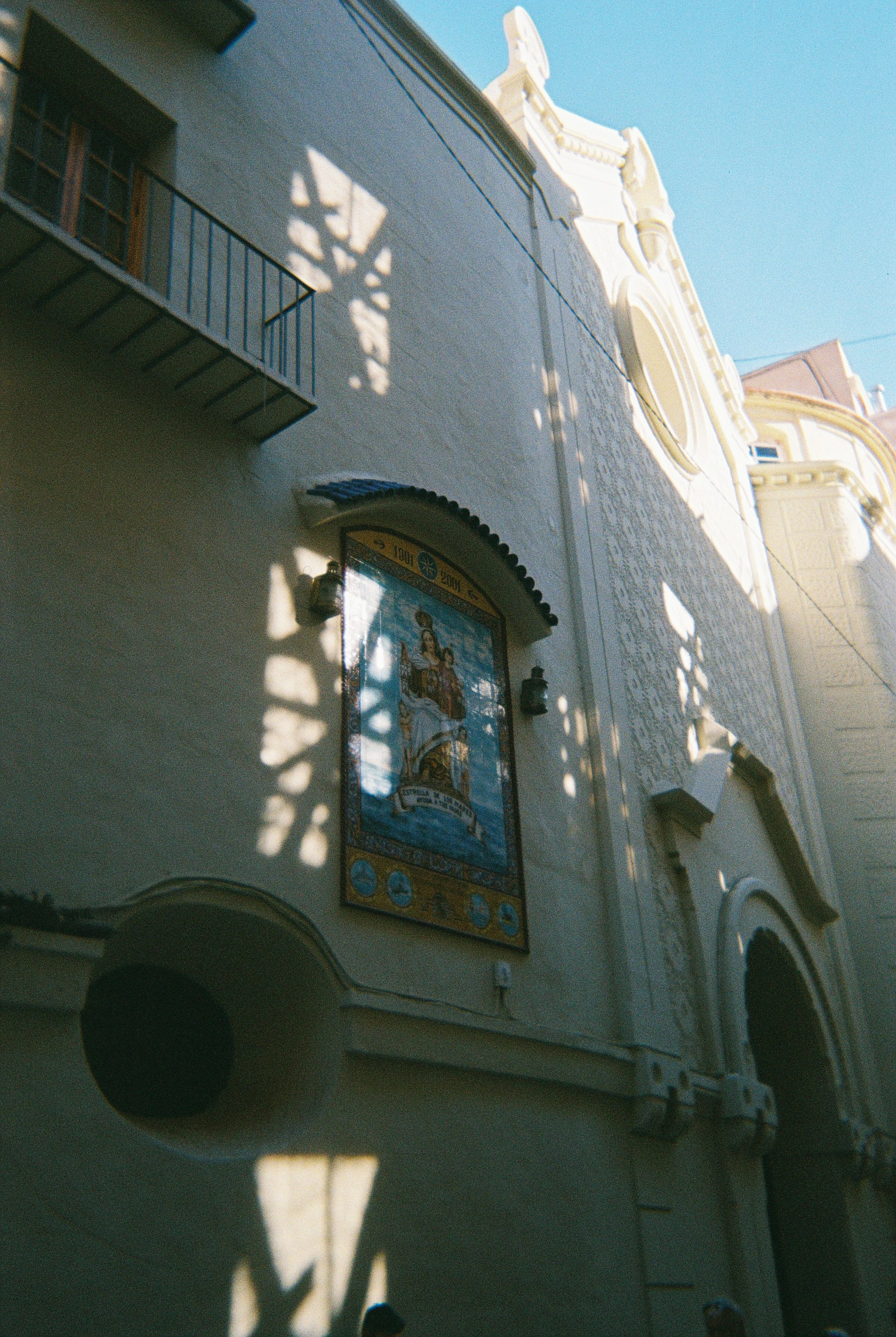 The patterns of the light and shadow on the wall. This city seemed empty to me outside of the touristic area. It has an eerie quality. 