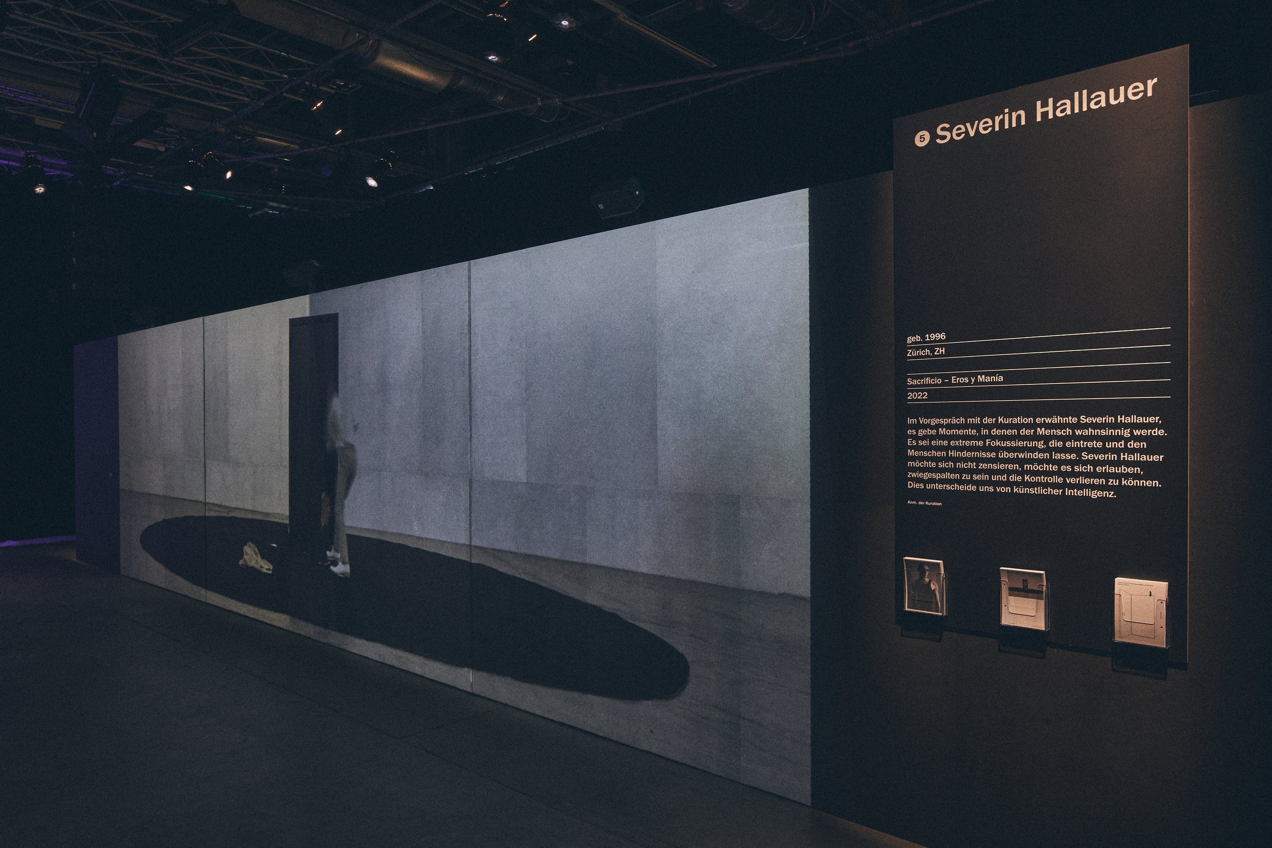 sacrificio - eros y mania | Severin Hallauer | video art

shown at Kunstpause Zug 2024

SACRIFICIO - EROS Y MANIA 

2022
video performance loop, projected
11 min

SACRIFICIO - EROS Y MANIA is a piece from Hallauer's work cycle, EROS Y AMBIGÜEDAD, whe