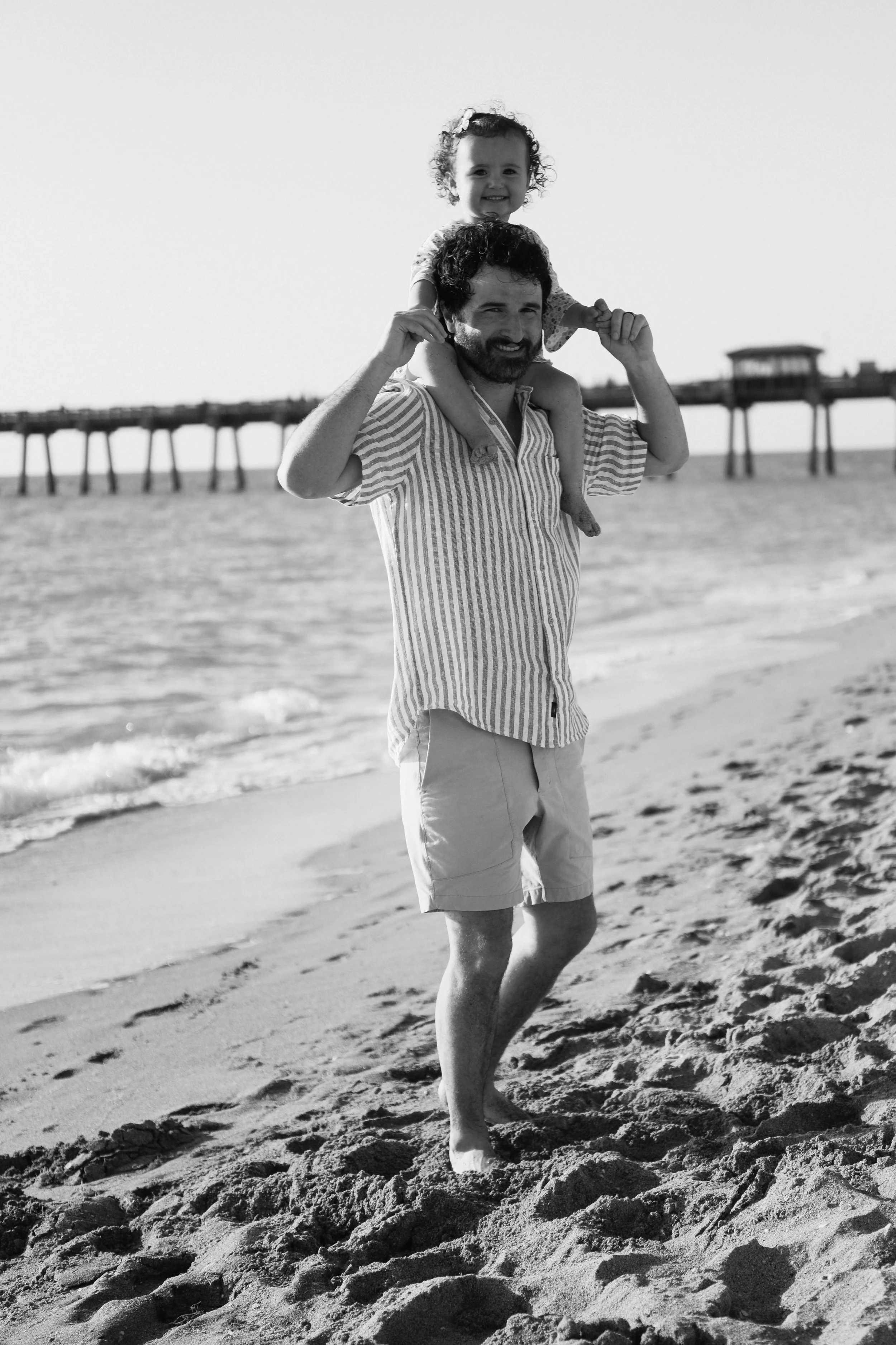 father-daughter-beach-photos-venice-florida-shoulders-black-and-white2.jpg