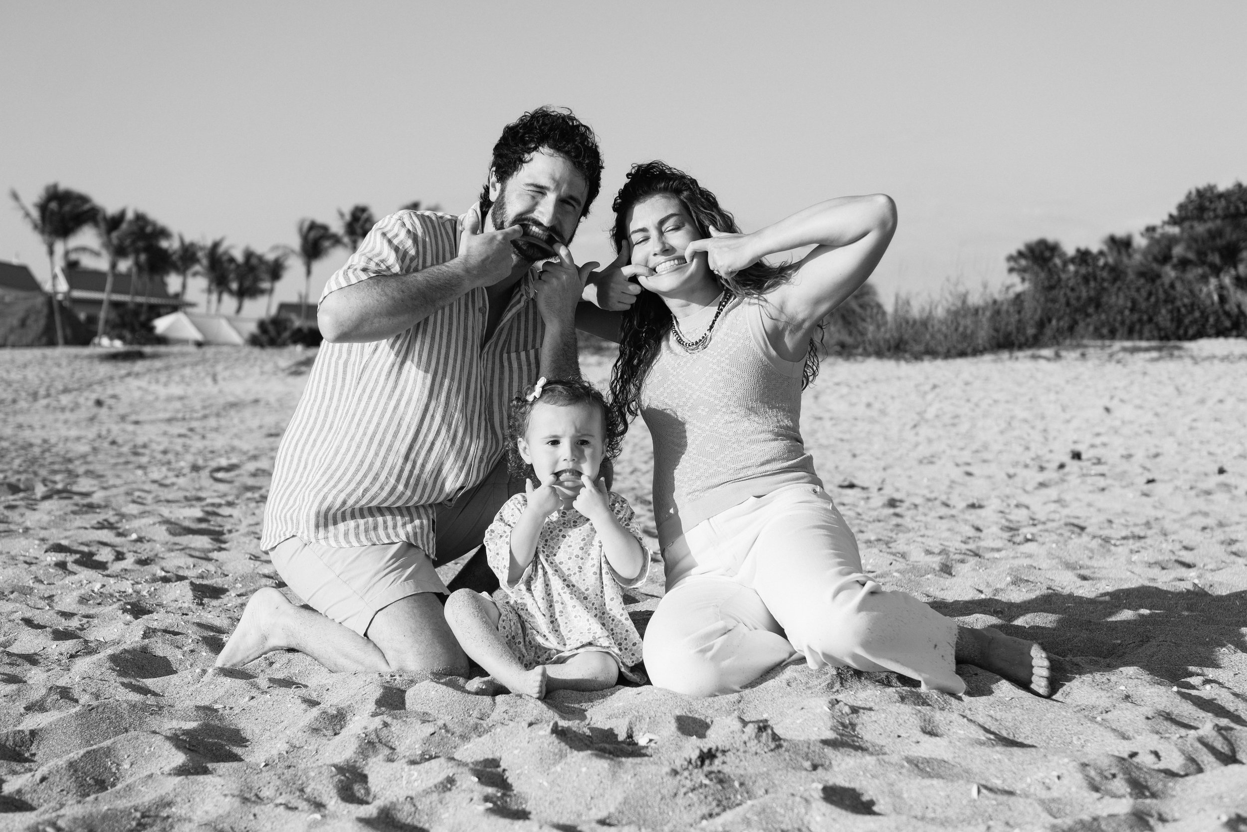 fun-family-beach-photos-venice-florida-playful-portrait-black-and-white.jpg