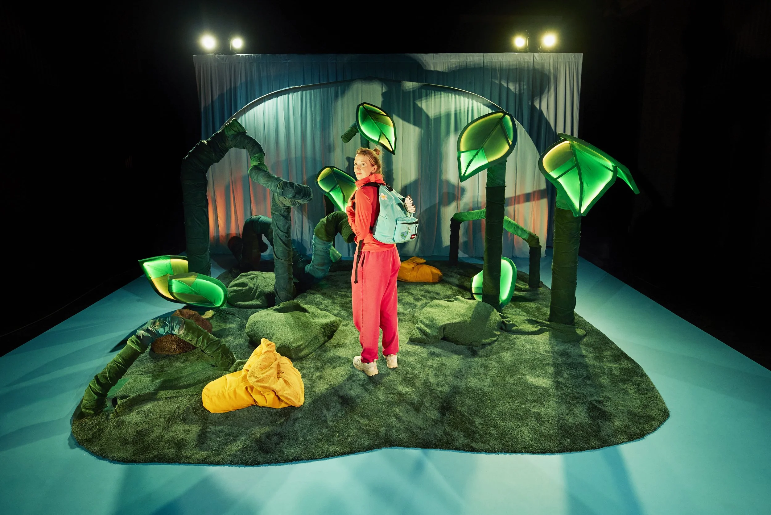 scenografi & kostumedesign - "Mollys Mikrokosmos" - Teater ZeBU & Nørregaards Teater 2026 (foto: Emilia Therese)