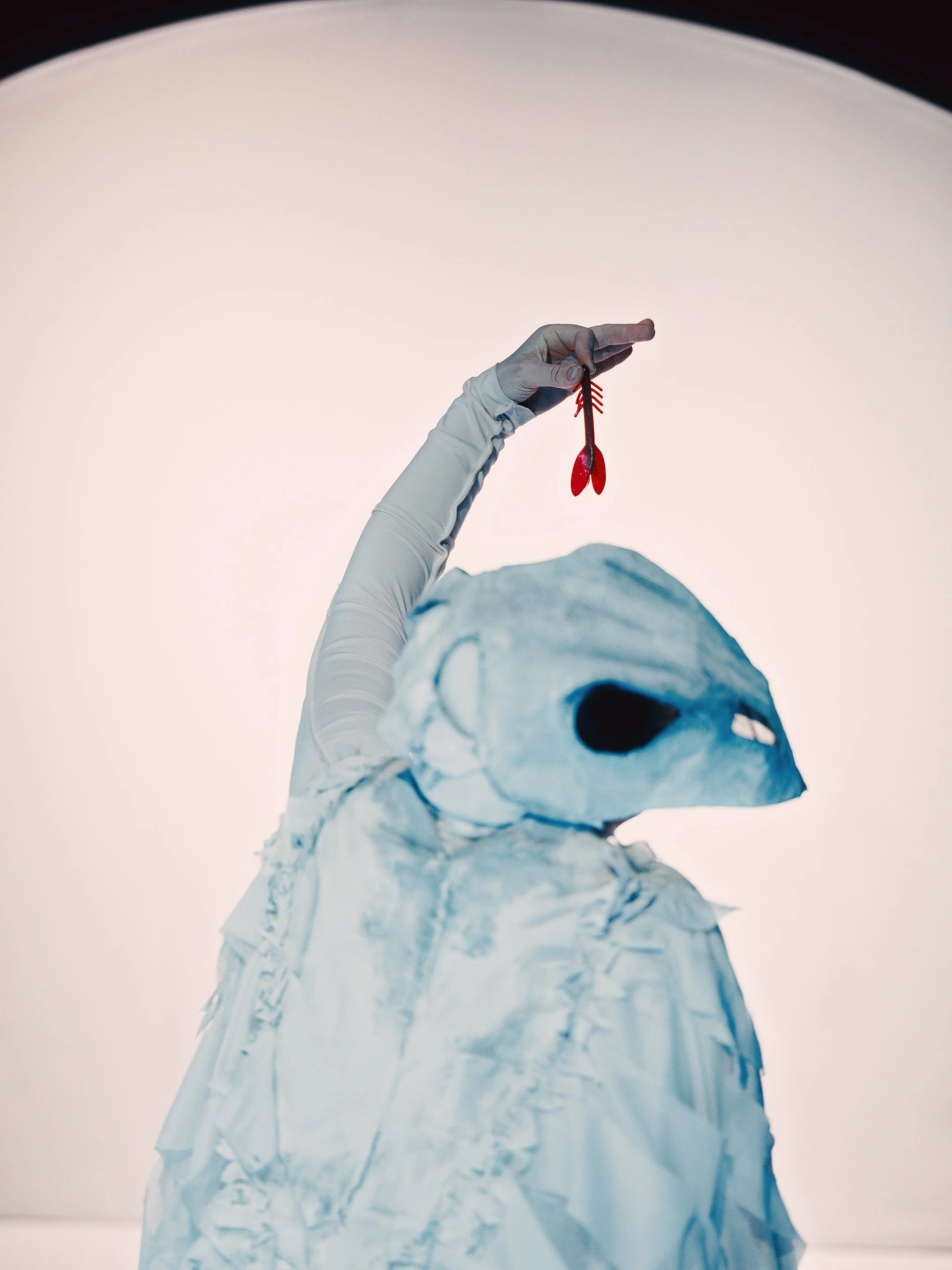scenografi, kostume, masker - "Fugl Falder" - Bådteatret 2025 (foto: Rumle Skafte)