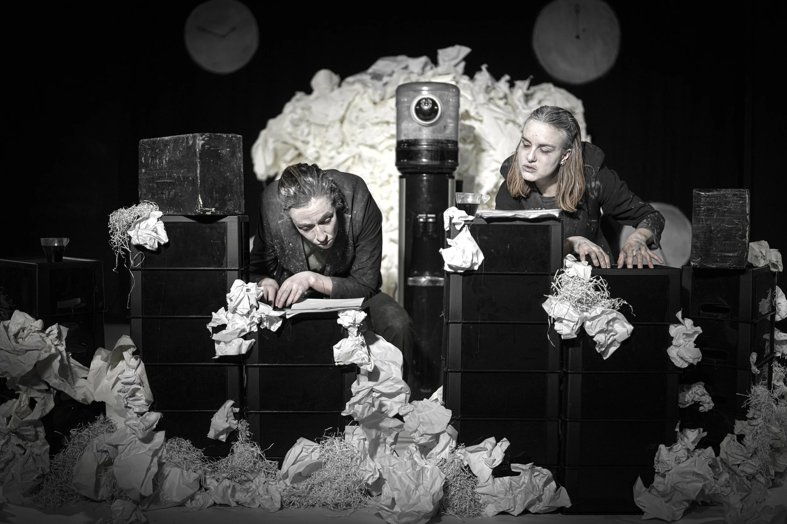 scenografi - "Paperlicious" af Teater Metamorfose - 2022 (foto: Daniel Bødker Sørensen)