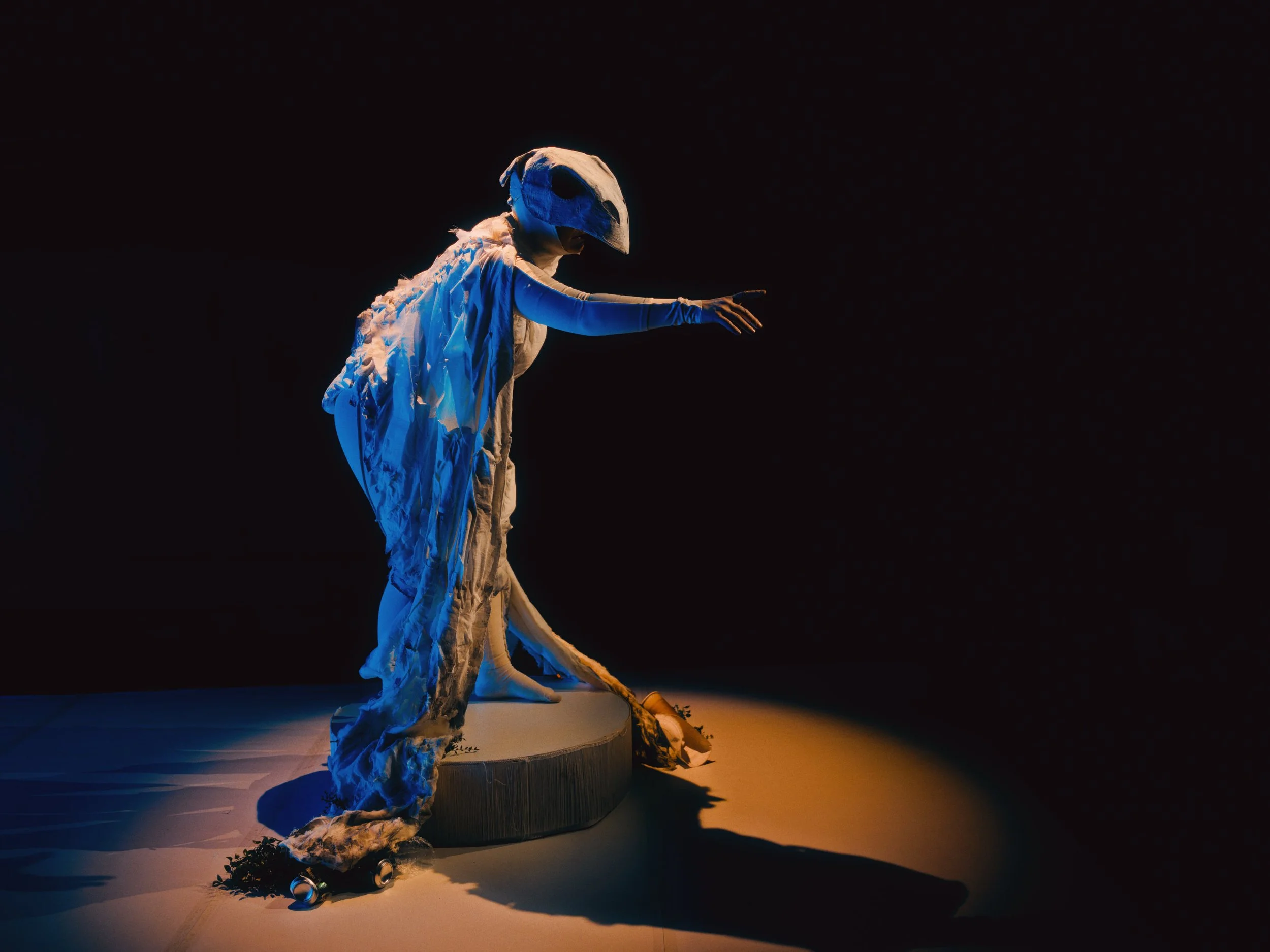 scenografi, kostume, masker - "Fugl Falder" - Bådteatret 2025 (foto: Rumle Skafte)