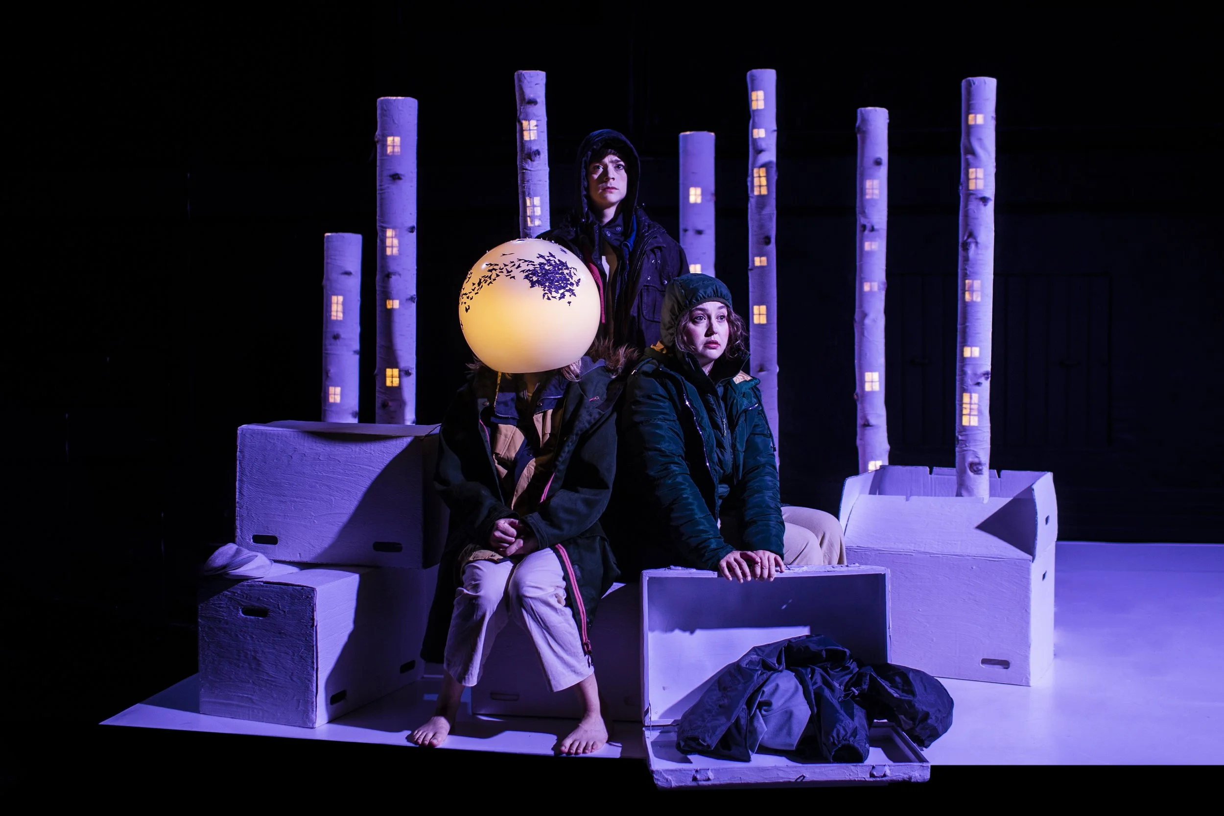 scenografi & kostumedesign - "OMVE'N HJEMVE" - Æ Teater & Teatret Møllen 2023 - K:Selekt 2024 (foto: Zuhal Kocan) - Årets Reumert - Årets Musikteater 2024