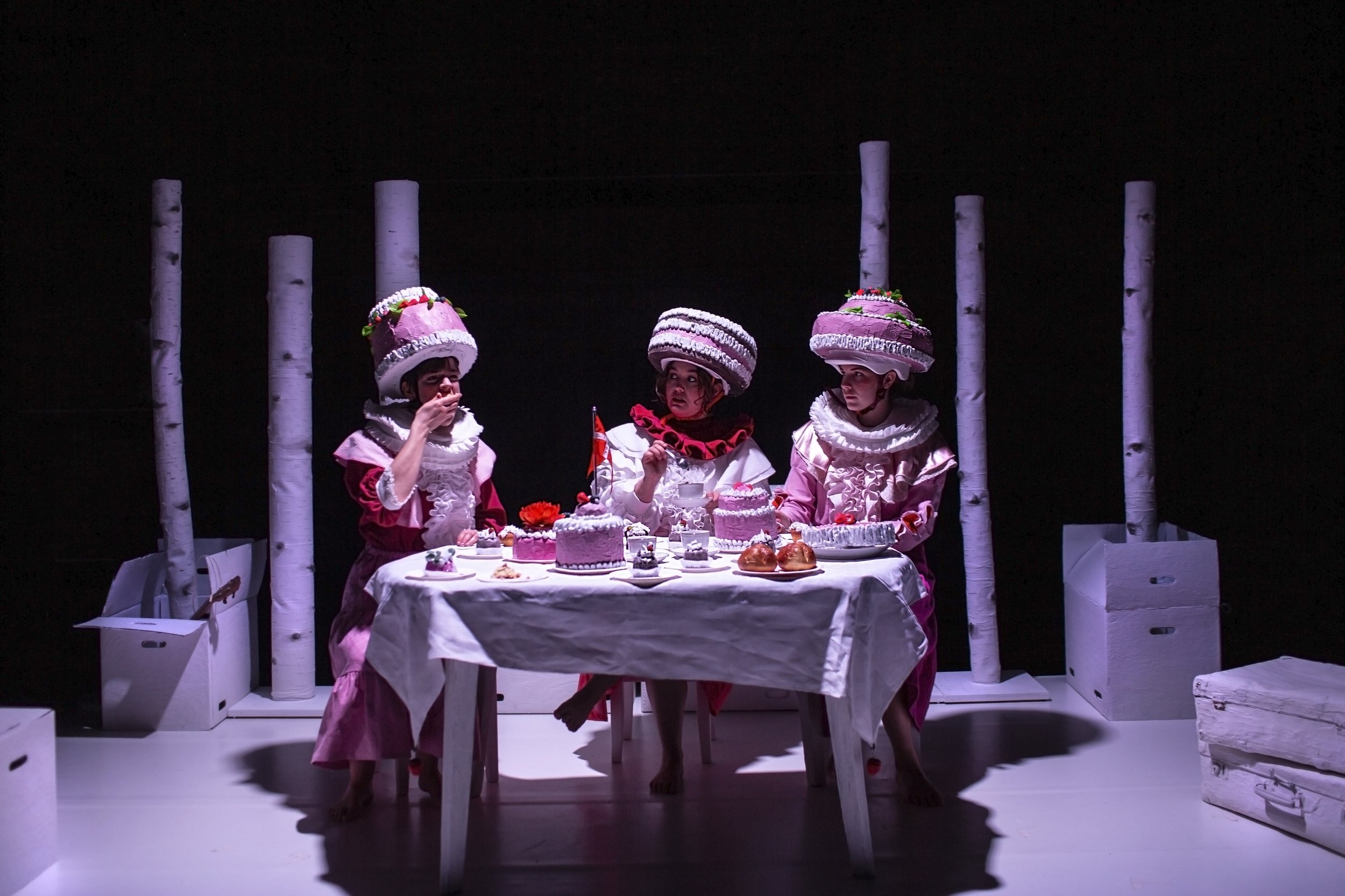 scenografi & kostumedesign - "OMVE'N HJEMVE" - Æ Teater & Teatret Møllen 2023 - K:Selekt 2024 
(foto: Zuhal Kocan) 
Årets Reumert - Årets Musikteater 2024