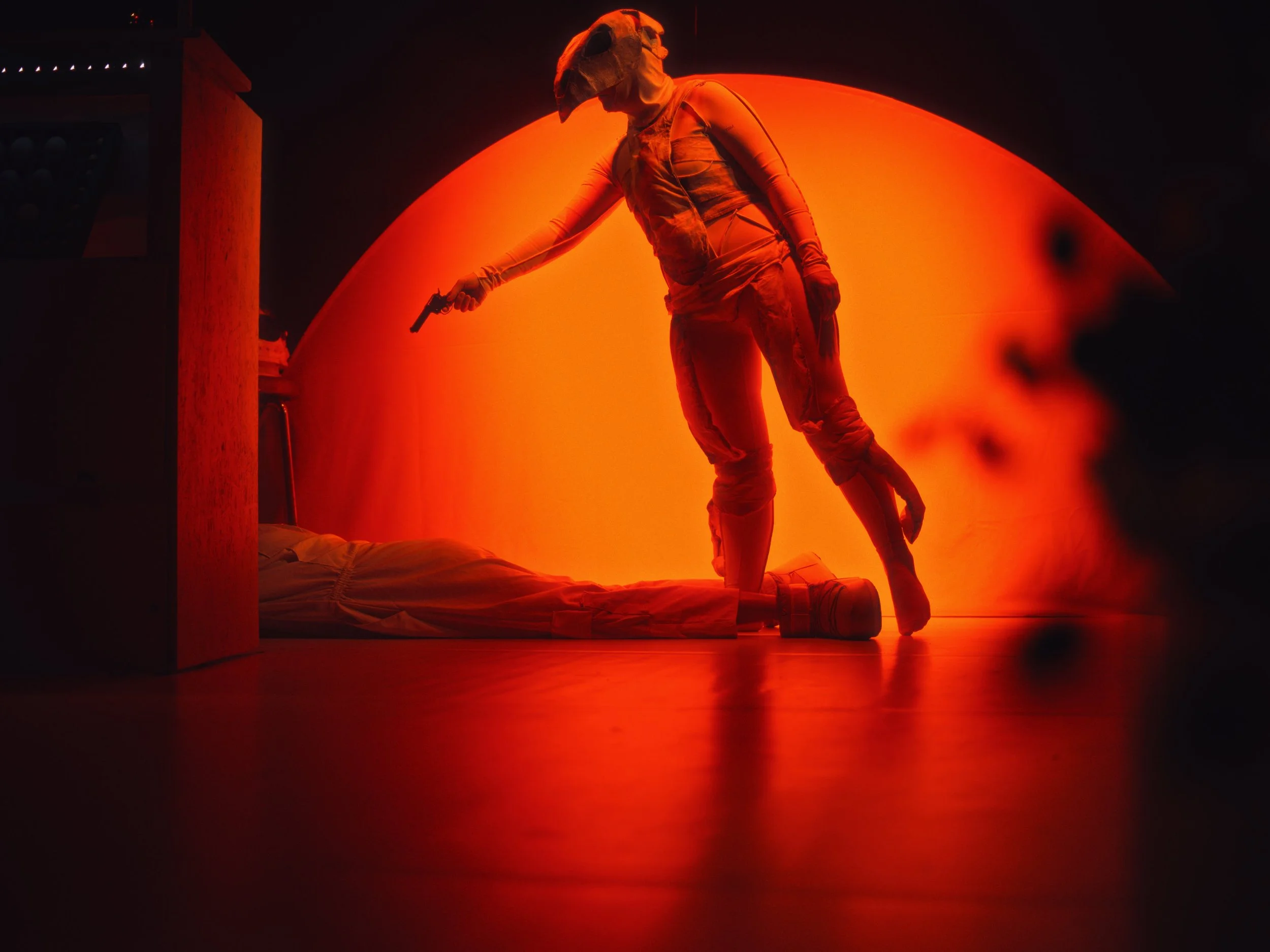 scenografi, kostume, masker - "Fugl Falder" - Bådteatret 2025 (foto: Rumle Skafte)