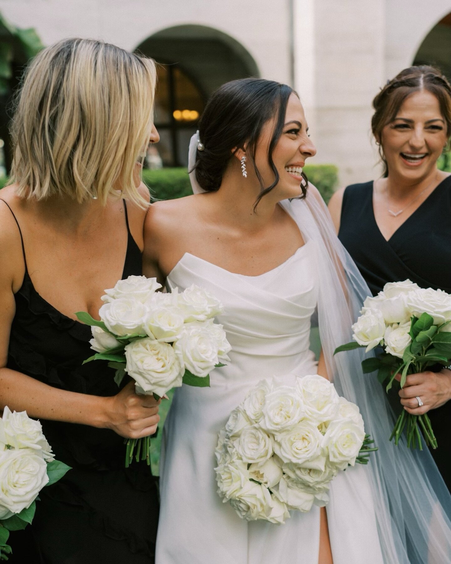 A classic, timeless bouquet for @anna_shala. 🤍

Happy to be part of another beautiful wedding! Congrats, Anna &amp; Matt. :)

Venue: @treasuryontheplaza 
Planner: @coastalcelebrationsstaug 
Photo + Video: @wojweddings 
Hair + Makeup: @studiobride

#