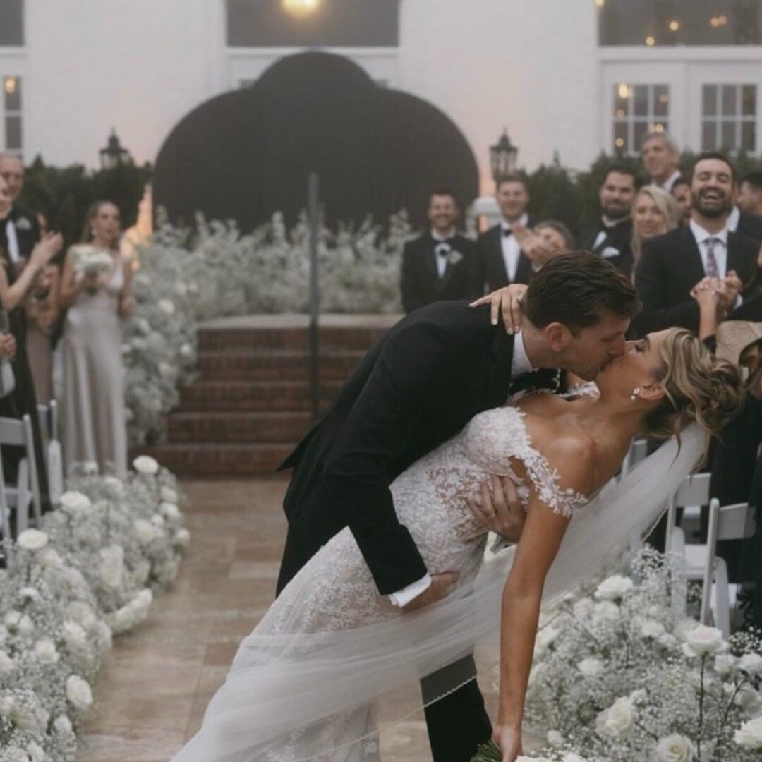 Stunning.😍 Congrats to the happy couple! 

Bride: @madswag_22
Venue: @casamarinahotel 
Photographer: @nicolevillarphoto 

#staugustinewedding #staugustineweddings #staweddings #weddingflorals #weddingflorist #weddingflowers #staugustineflorist #wedd