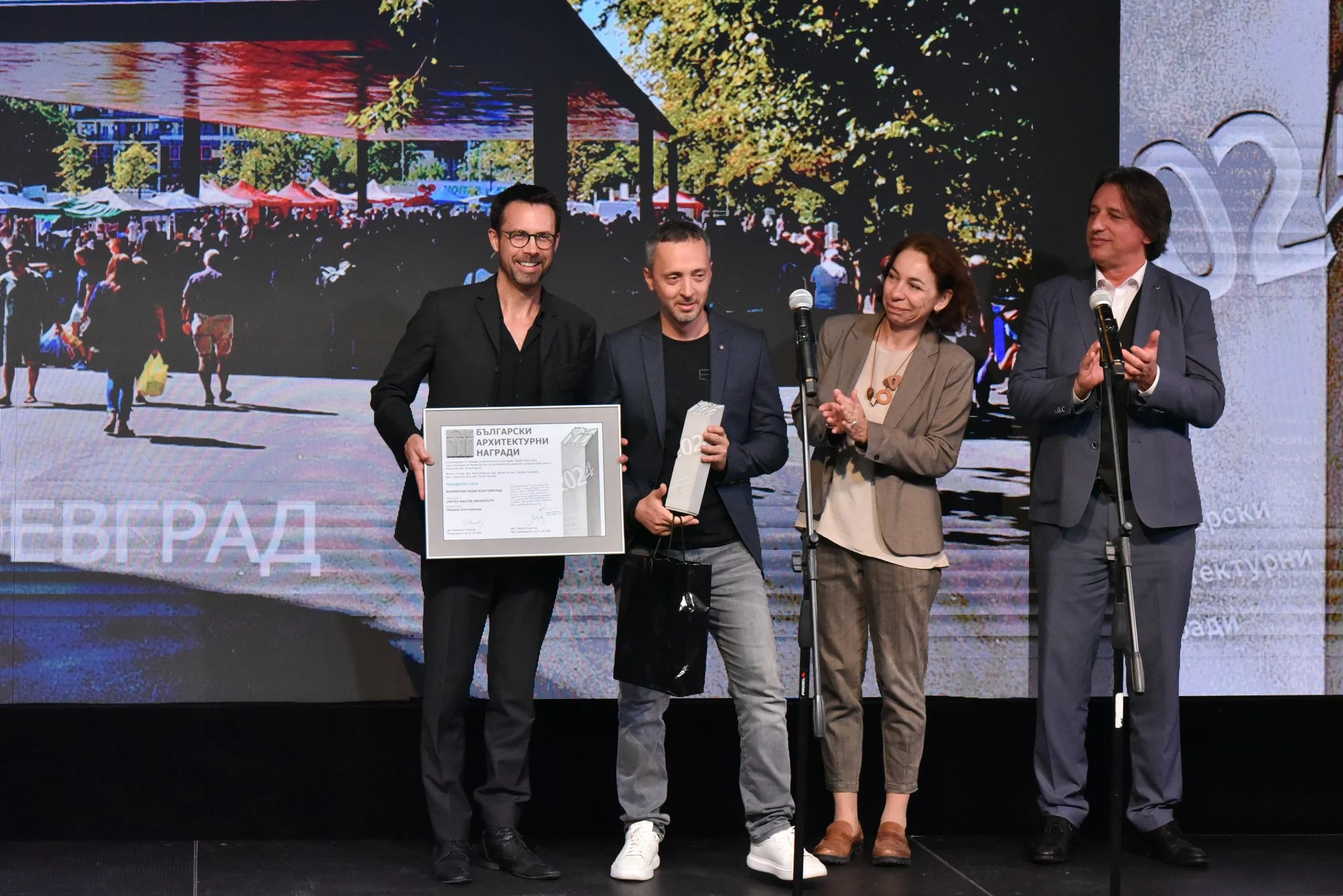 Зам.-кметът-Яна-Генова-връчи-голямата-награда-в-категория-нови-проекти-на-United-Master-Architects-за-Фермерския-пазар-в-Благоевград.jpg