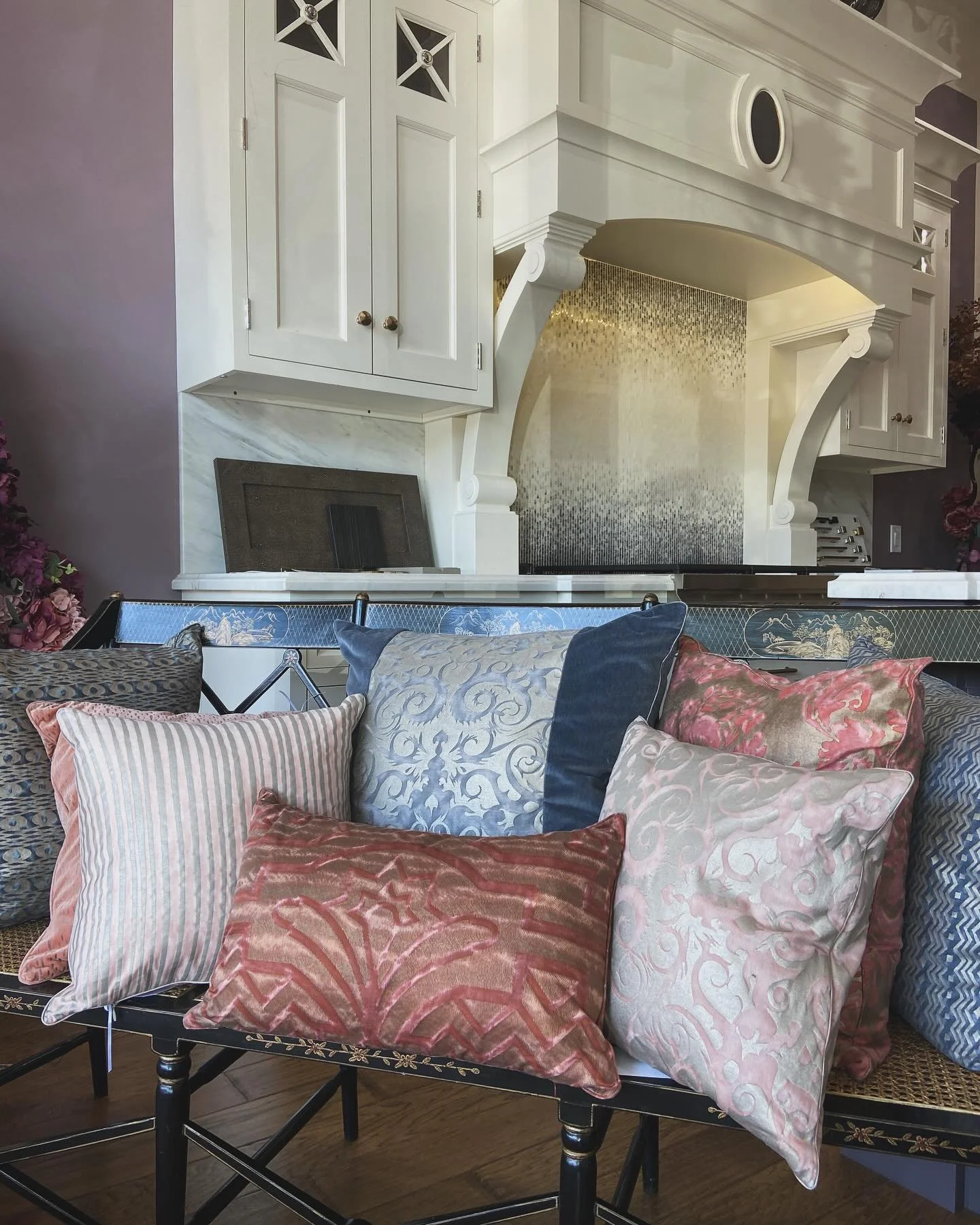 Introducing our latest showroom treasures from Venice, Italy 🇮🇹✨The exquisite collection of pillows are from the iconic Venetian brand Fortuny. A renowned for its timeless elegance and remarkable innovation! Each piece is crafted with artisanal tec