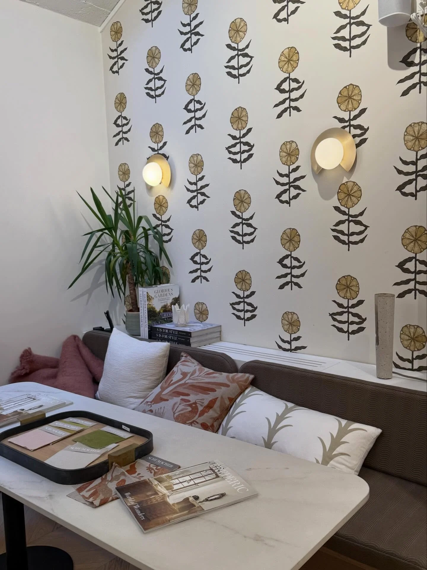 Paris through an interior designer&rsquo;s lens 📸 

Soaking up every detail, texture, and moment. Excited to take all this inspiration and beauty home with me! 
-
#paris #design #inspire #new #love