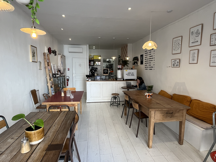 cacou-coffee-shop-toulouse-interior-vintage-style.png