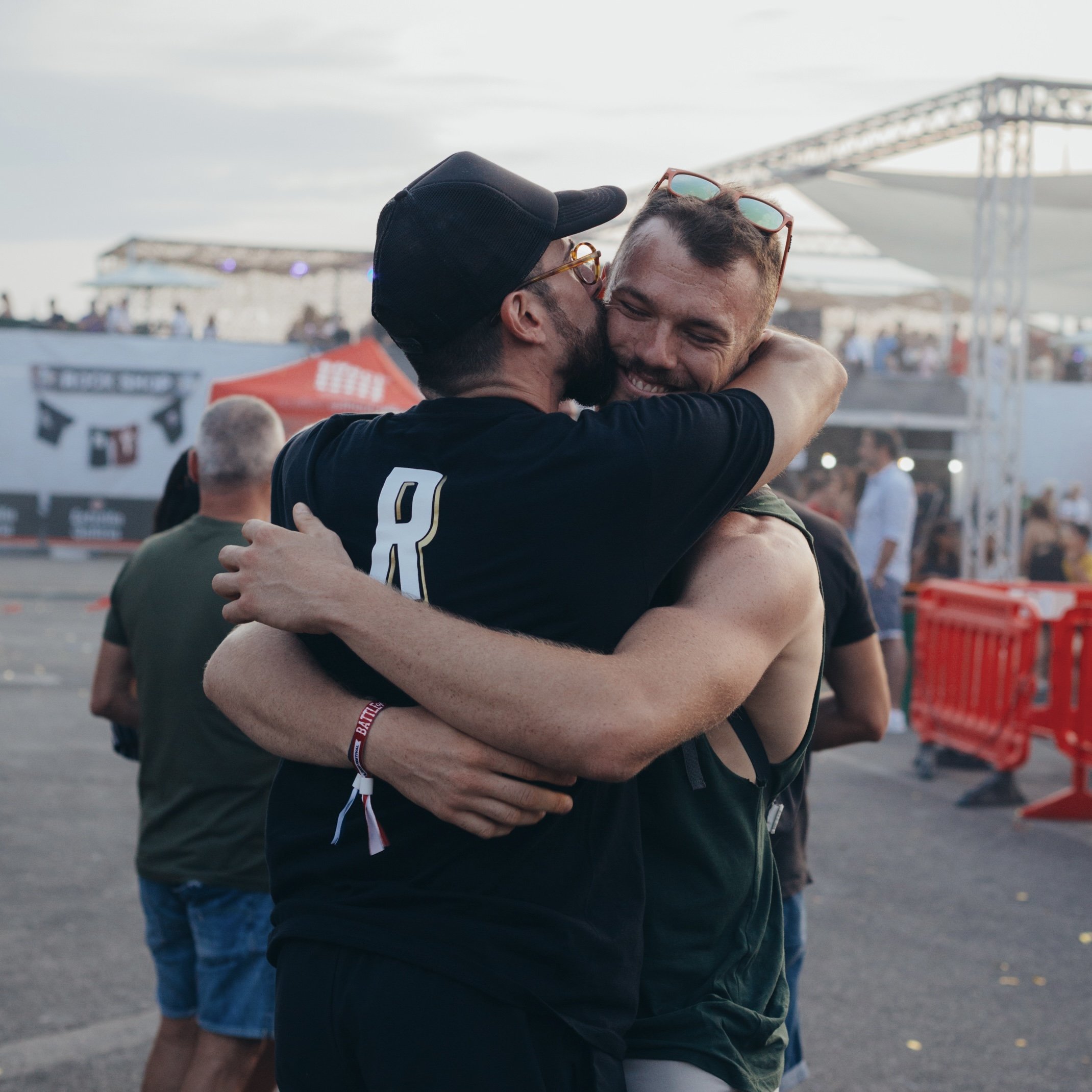 Alejandro abrazando a su novio tras ganar el premio a mejor hamburguesa en la Battle of the Burger Spain 2019.