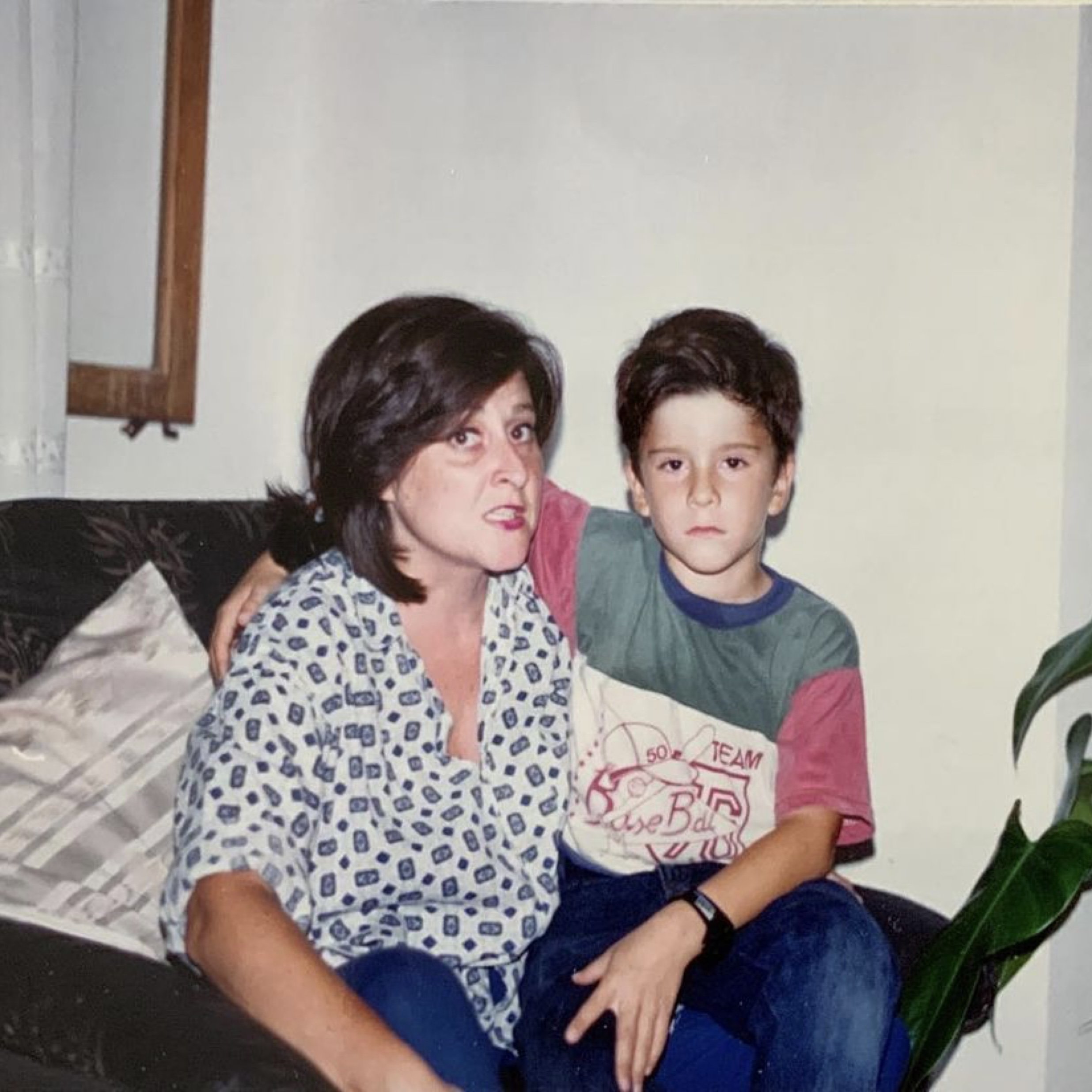 Foto de Alejandro con su madre en 1992, cuando él tenía solo 5 años.