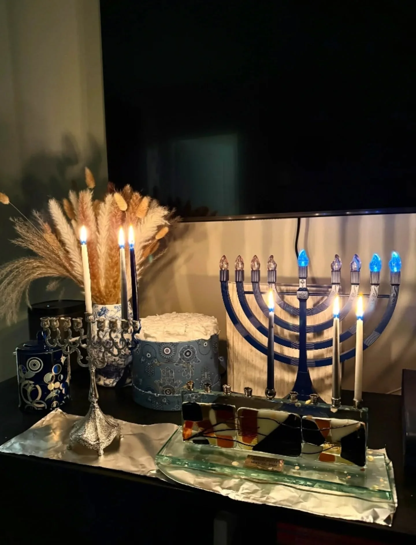 Happy second night! We're featuring chanukiot from our Ashreynu community throughout the holiday to show how the light spreads from home to home and brightens all our lives. Tonight's beautiful setup is from @jbdesser and we're especially loving the 