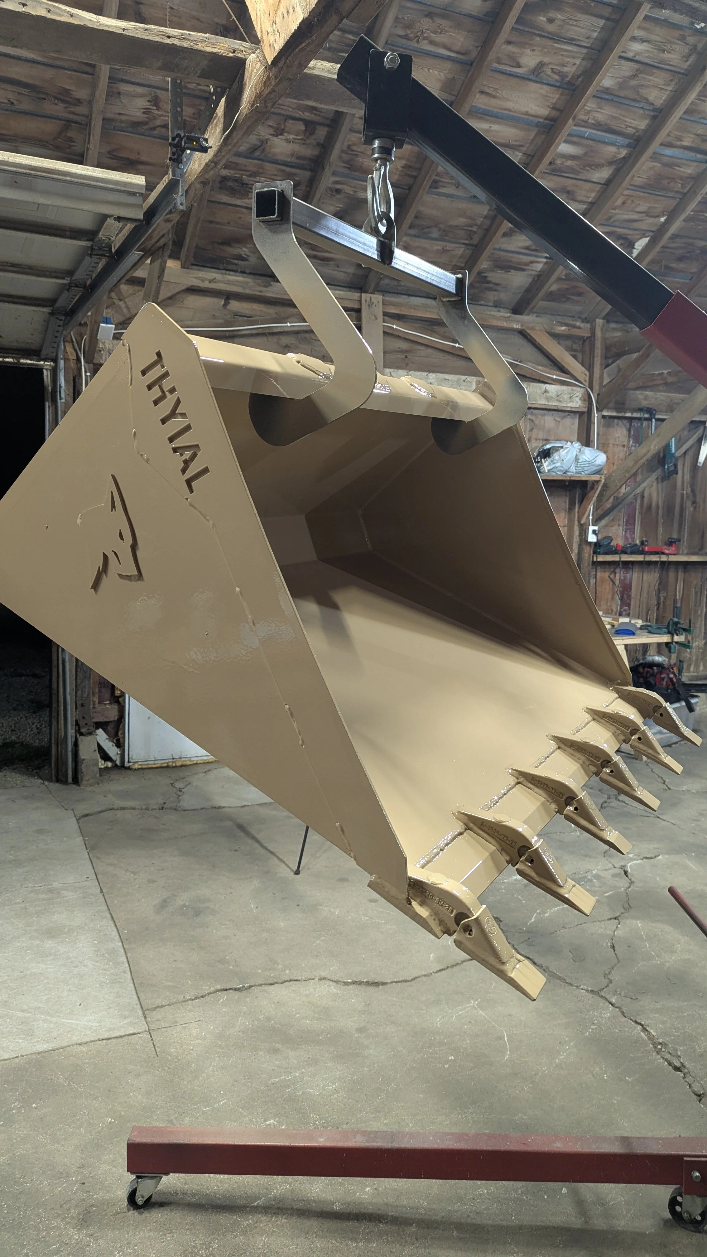 05_PXL_20251018_235506438_tan_toothed_bucket_front_34.jpg