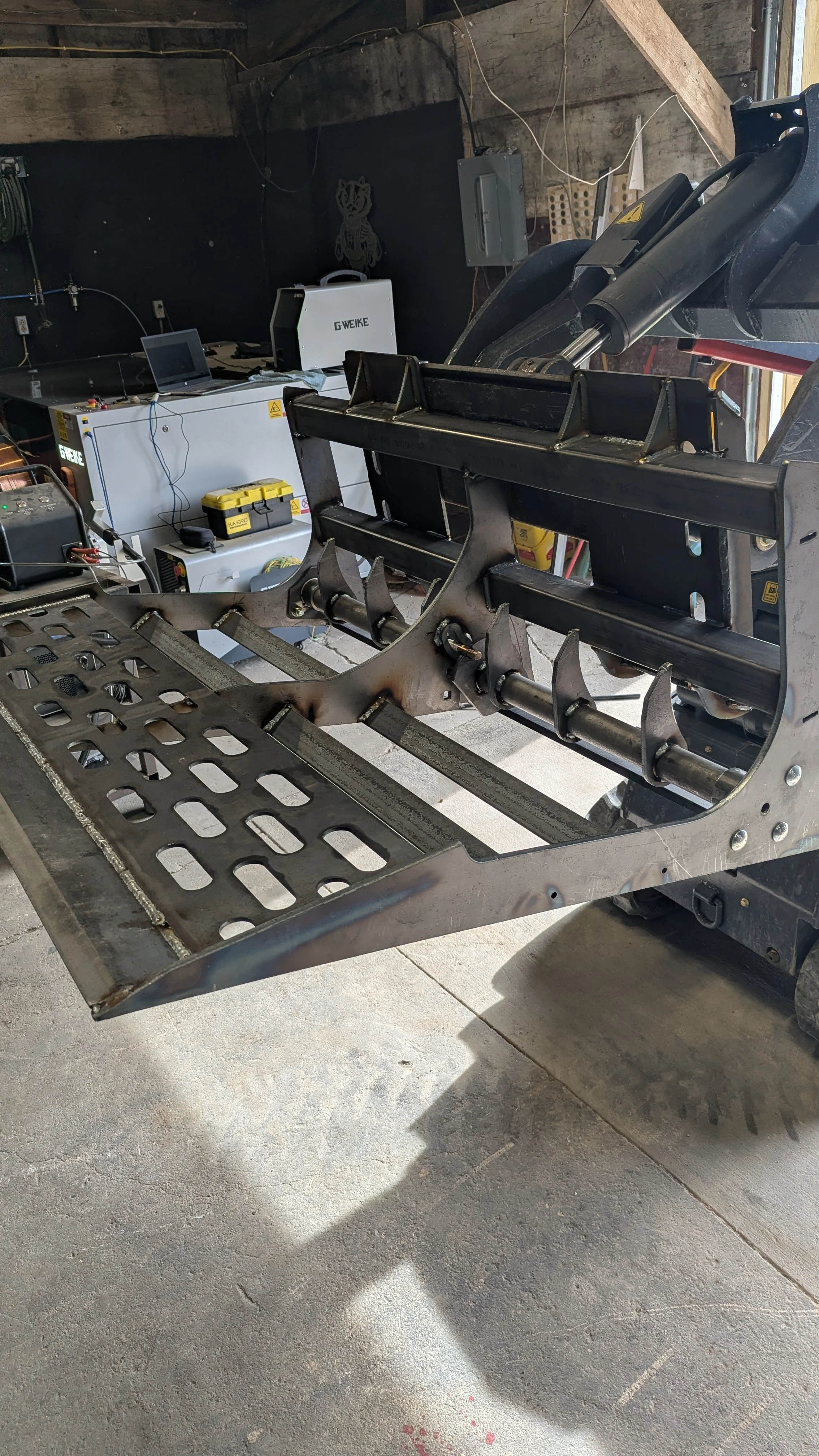 04_shop_mounted_on_loader_side_34.jpg (Copy)