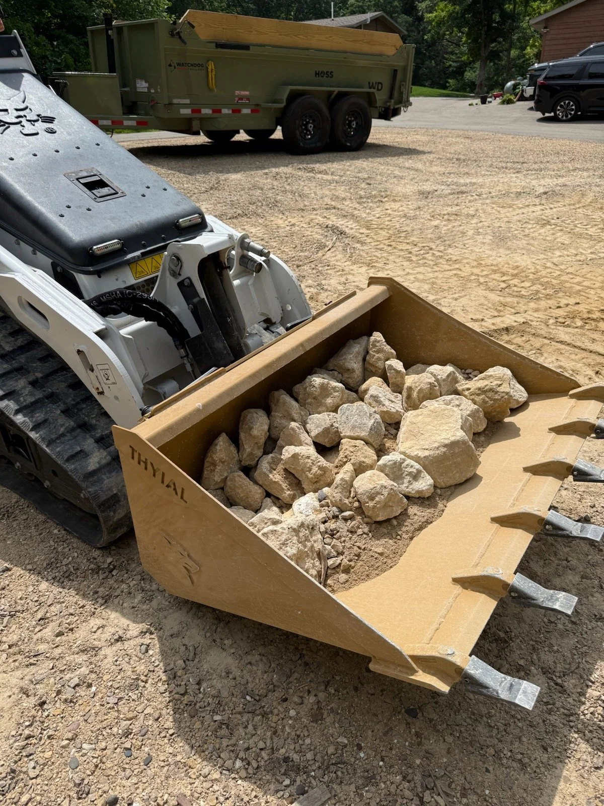 03_IMG_0075_bobcat_mt_toothed_bucket_loaded_rocks.jpg