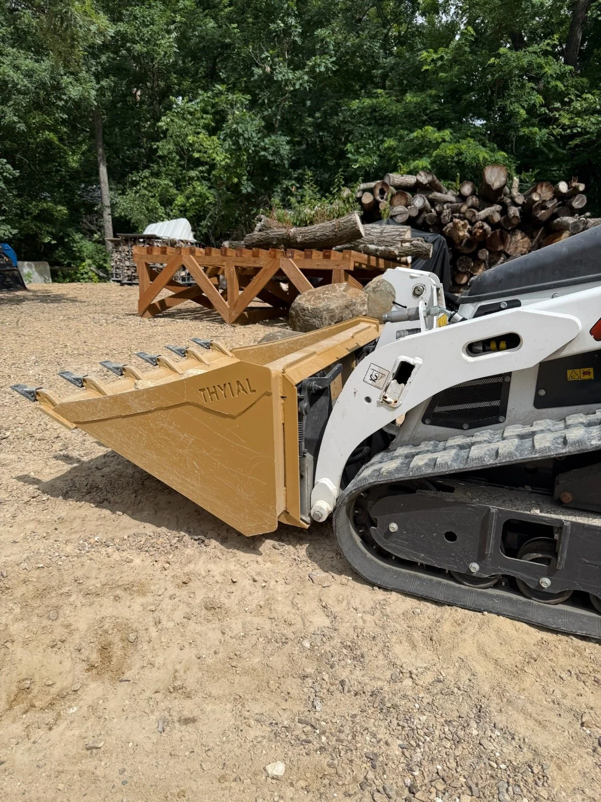 08_IMG_0074_bobcat_mt_toothed_bucket_front.jpg