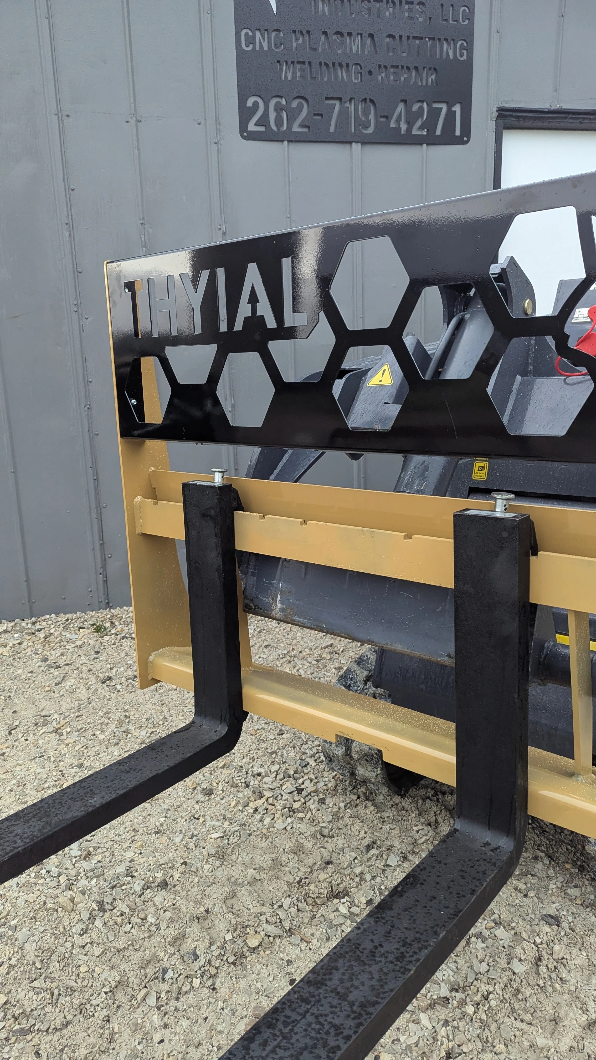 04_fspff_lifting_pallet_in_shop.jpg