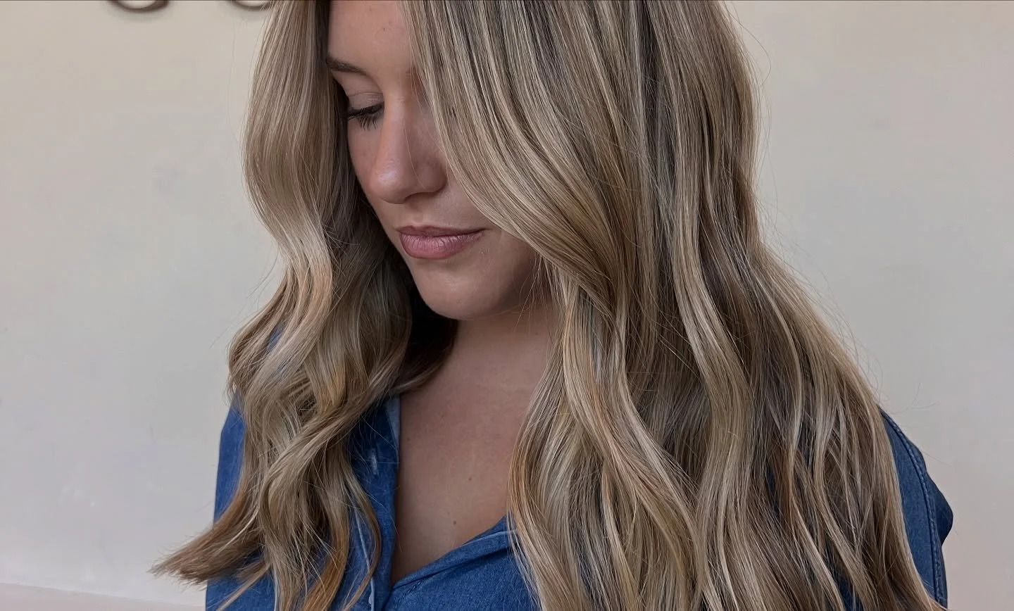 Soft, dimensional blonde that grows out seamlessly. Who doesn&rsquo;t want that?! This perfection by our very own @honea.b.hair 

This lived-in look is designed for effortless shine and natural movement, perfect for anyone who wants low-maintenance h