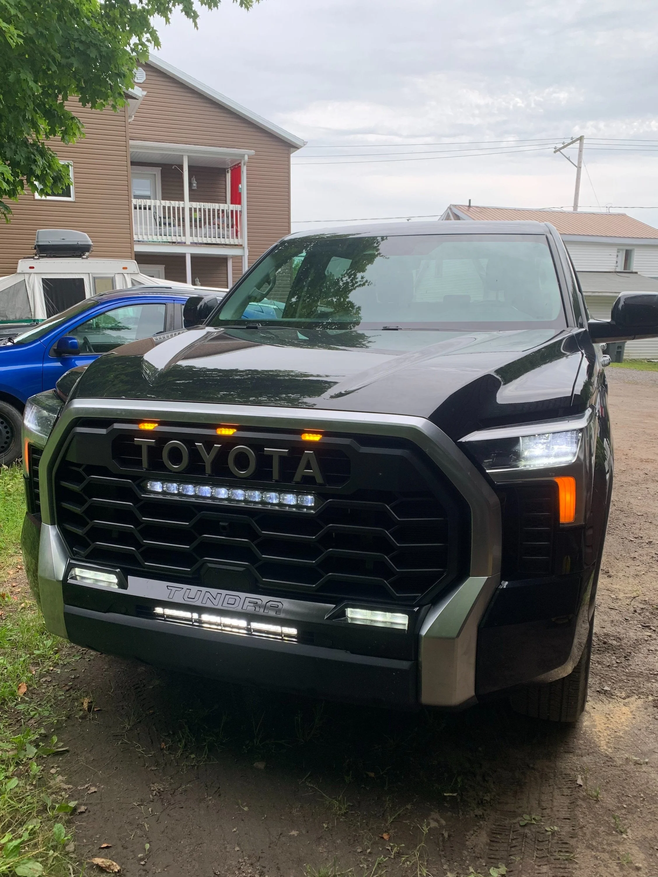 Installation d'une grille Toyota TRD avec lumière led et bar led