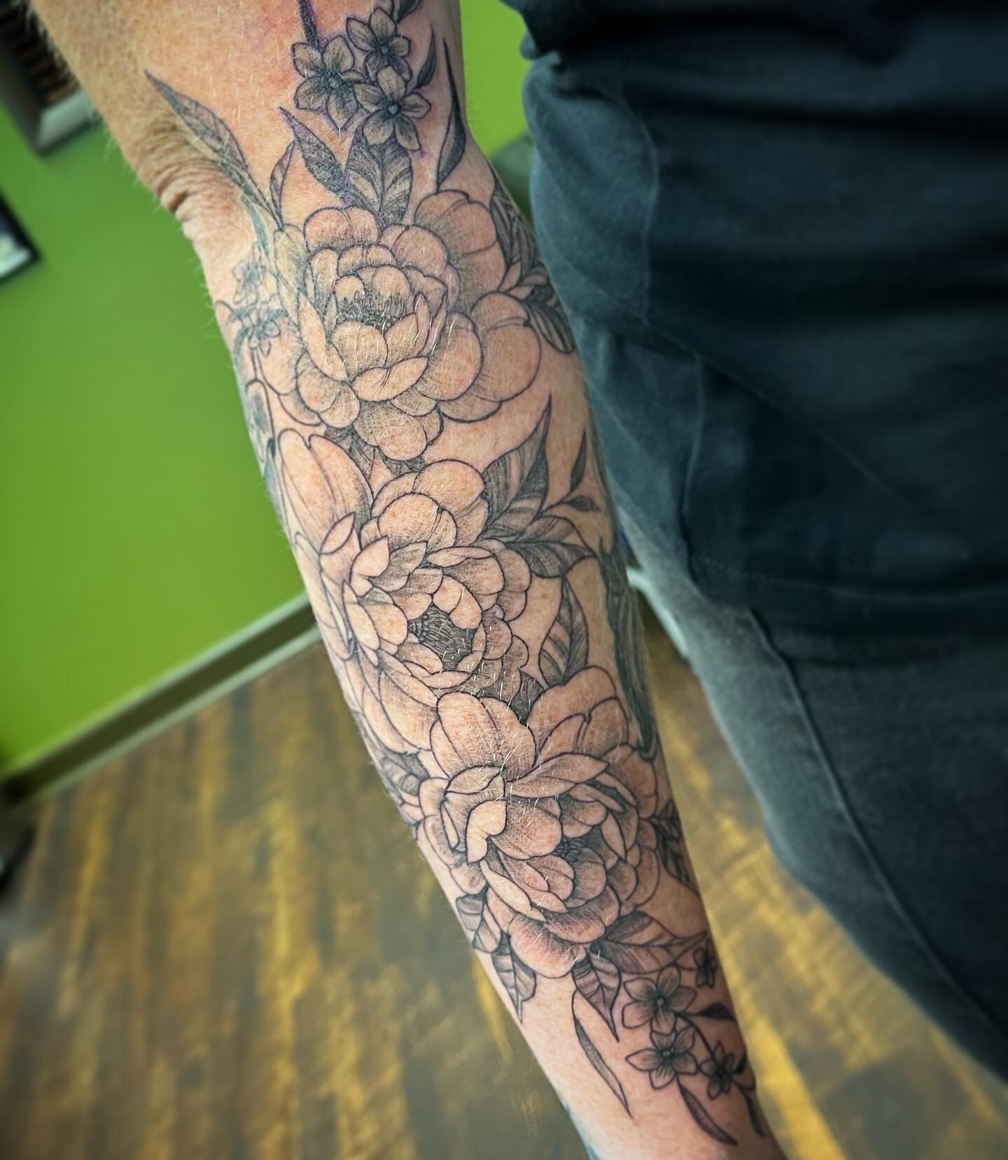 Beautiful peonies by Ainsley @ainsleyvtattoo! To book or inquire please email us at gypsykingstattoos@gmail.com
.
.
.
.
 #tattoos #southeastmichigan #southeastmi #mitattooartist #detroittattooartist #MItattoo #tattooshop #flowers #flowertattoo #peoni
