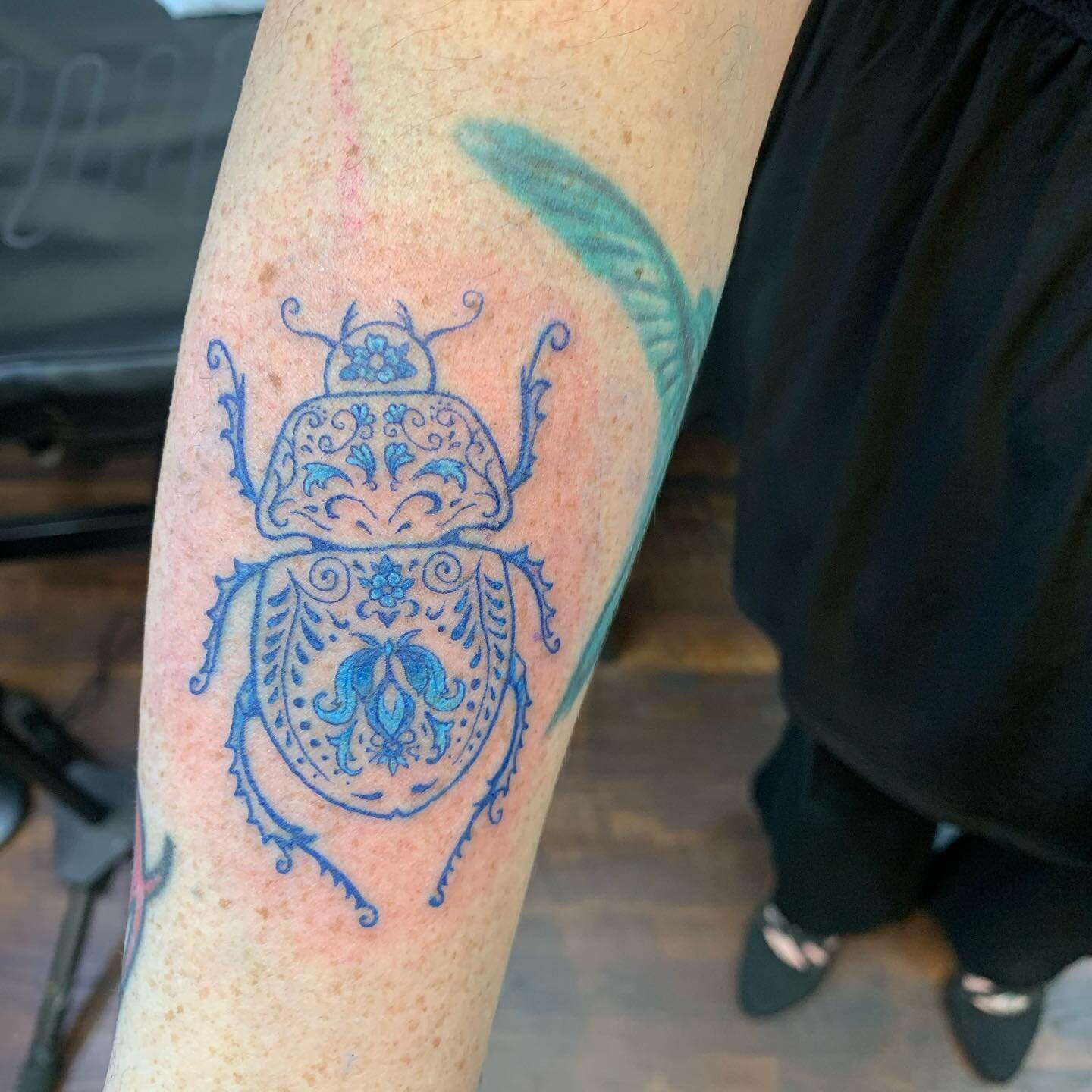 Beautiful bug 🪲by Emily @emilybee_art. To book or inquire please email us at gypsykingstattoos@gmail.com
.
.
.
.
 #tattoos #southeastmichigan #southeastmi #mitattooartist #detroittattooartist #MItattoo #tattooshop #bluetattoo #bugtattoo
