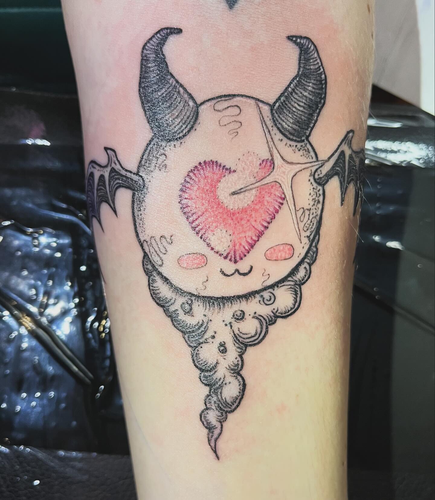 Got to do matching eyeballs in love at the expo! 

#love #eyeball #eyeballtattoo #tattoo #color #heart #cute #demoneyes #kawaii #kawaiistyle #ainsleyvtattoos #originaldesign #original #illustration #ink #michigantattooers #michigantattooartist