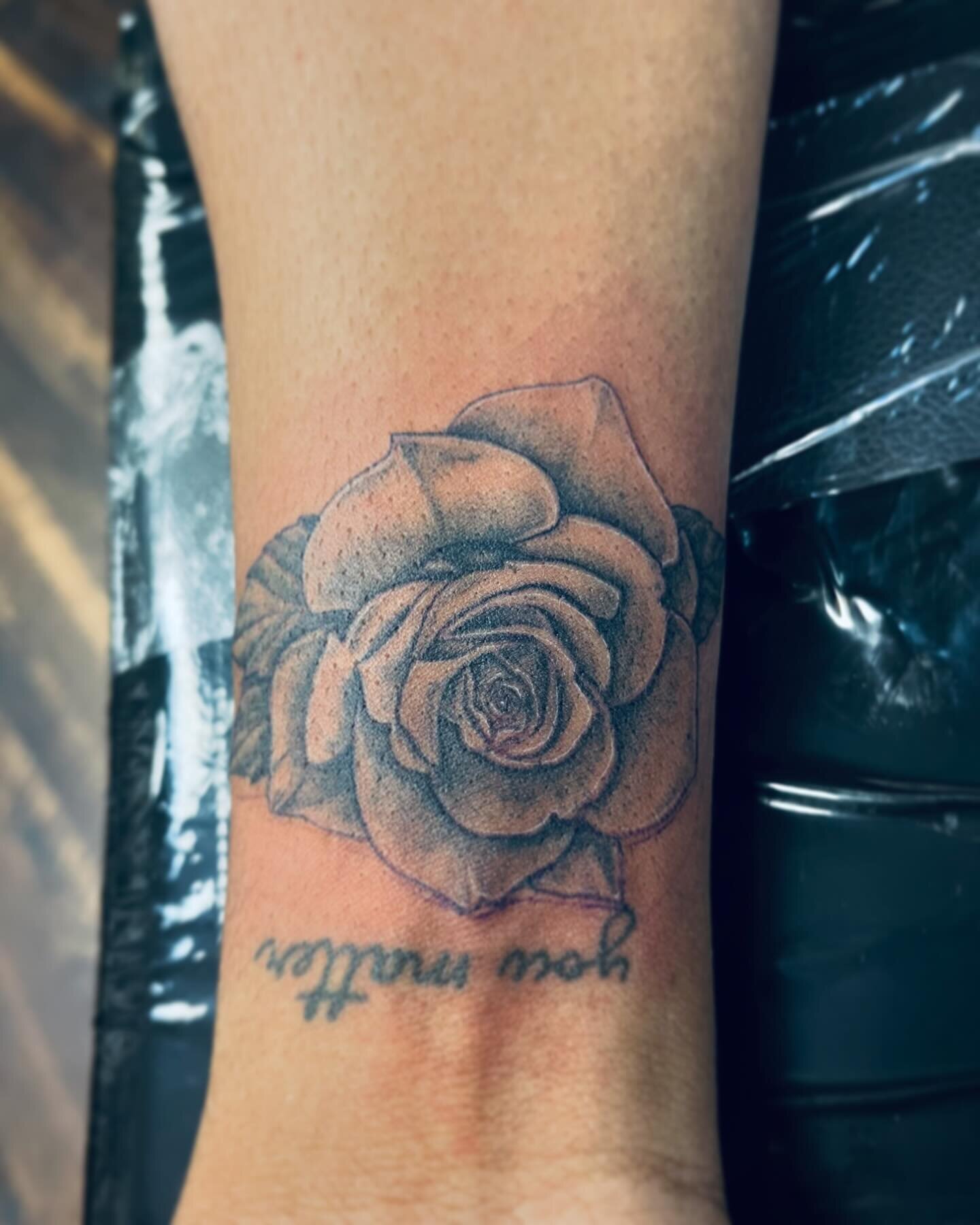 Lil Rose Tattoo! Single needle!!
(Lettering not done by me)
#rosetattoo #blackandgrey #blackandgreytattoo #rose #singleneedle #singleneedletattoo #michigantattooartist #michigantattooers #ainsleyvtattoos