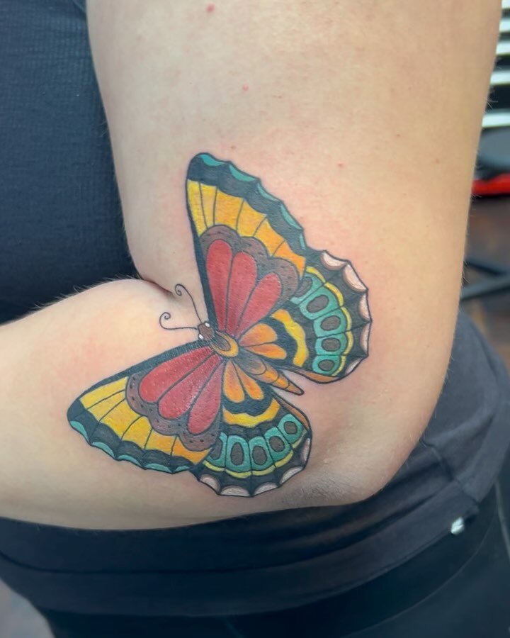 Moving butterfly! So happy that I finally got to do a tattoo that moves like this and in full color no less! 🦋✨ 

🖤May bookings are almost full already, so submit your inquiries if you want to get tattooed before it&rsquo;s time for fun in the sun.