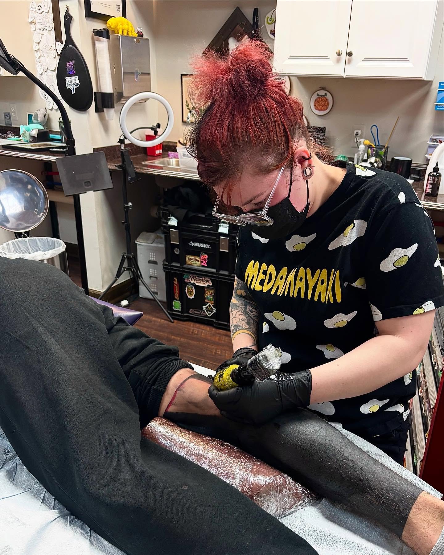 Check out our artist Emily work on this leg blackout! @emilybee_tattoos 

#gypsykingstattoos #michigantattooartist #blackouttattoo