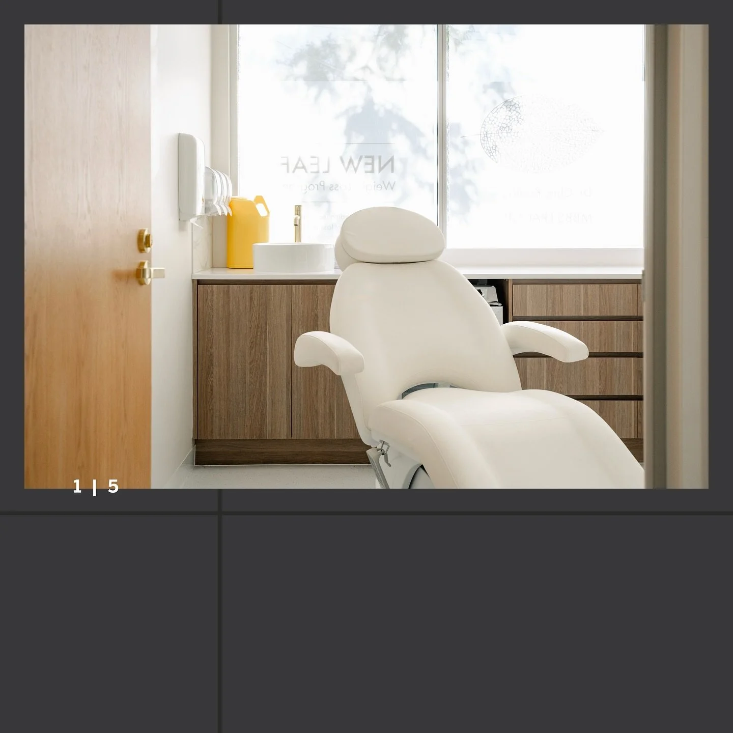 BURNSIDE COSMETIC
We had a 5 week fit-out time to build this beautiful and refined clinic for @burnsidecosmetic. Full of light, sculptural curves, brass touches and warm tones of timber against crisp whites. With such a sleek, minimalist design by @m