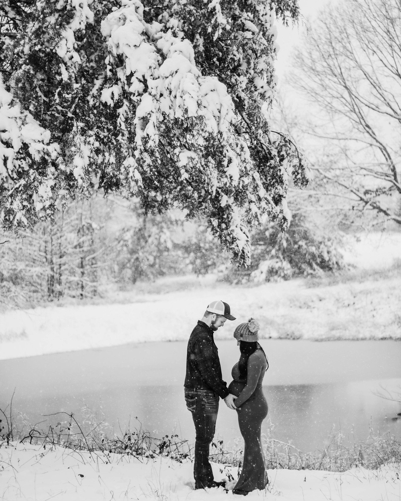 🖤🤍a Black and White Appreciation Post🖤🤍 

Which is your favorite?!
.
.
#snow2025 #maternityphotography #blackandwhitephotography #couplesphotographer