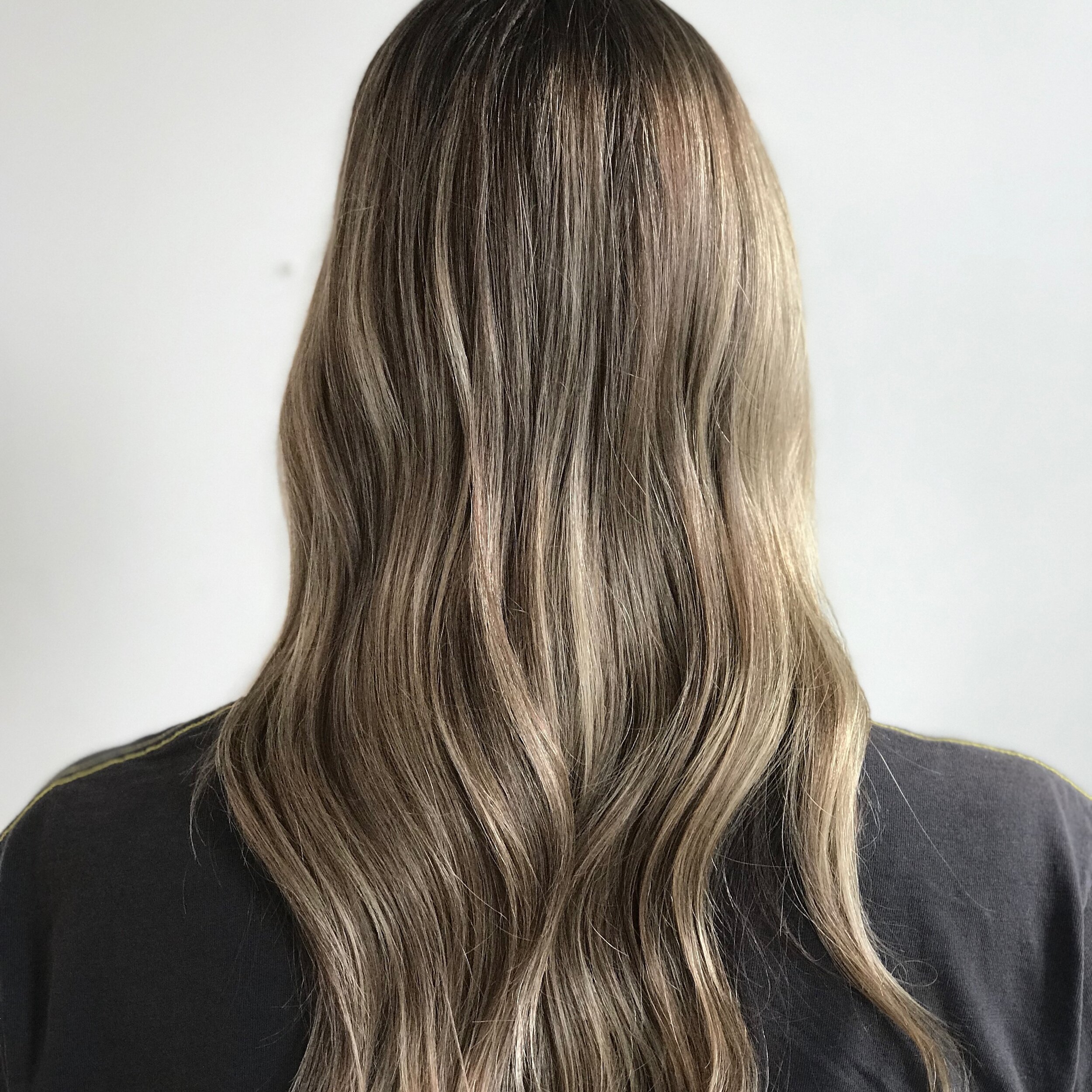 If formulated correctly, blonding won&rsquo;t leave your hair dry, feeling &ldquo;too blonde&rdquo;, and can even be shinier and softer than when we started. 

Here, Tash added low dimension babylights and the perfect custom bronze toner for hair tha