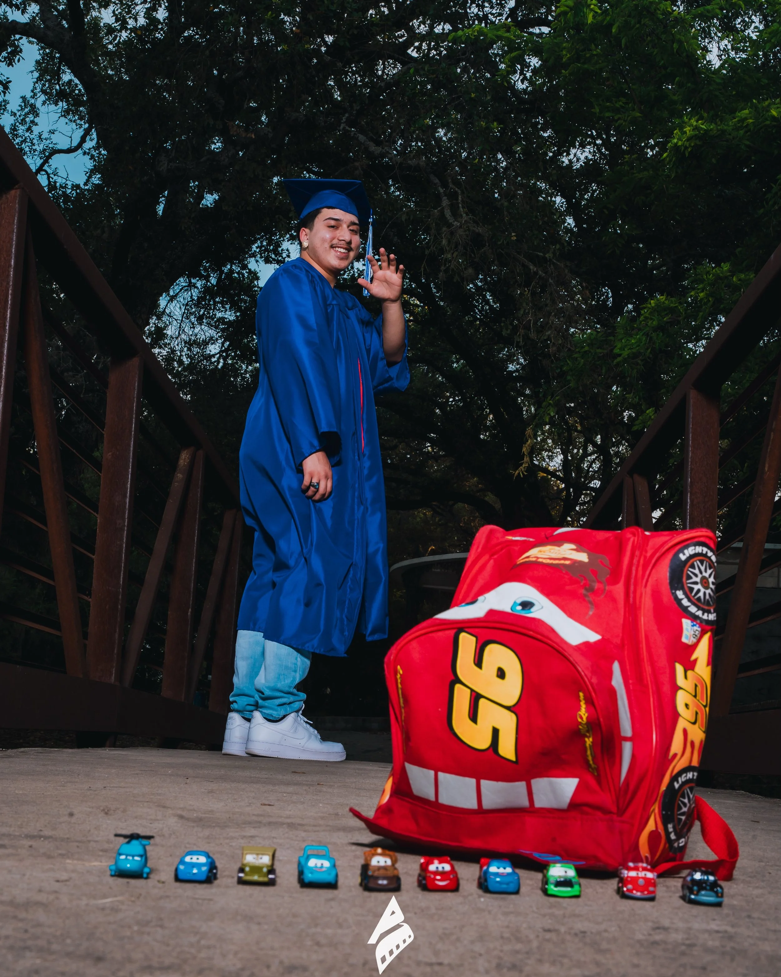 Grad photoshoot I did for high school graduate Armando 

Congrats Armando 🎉🎓