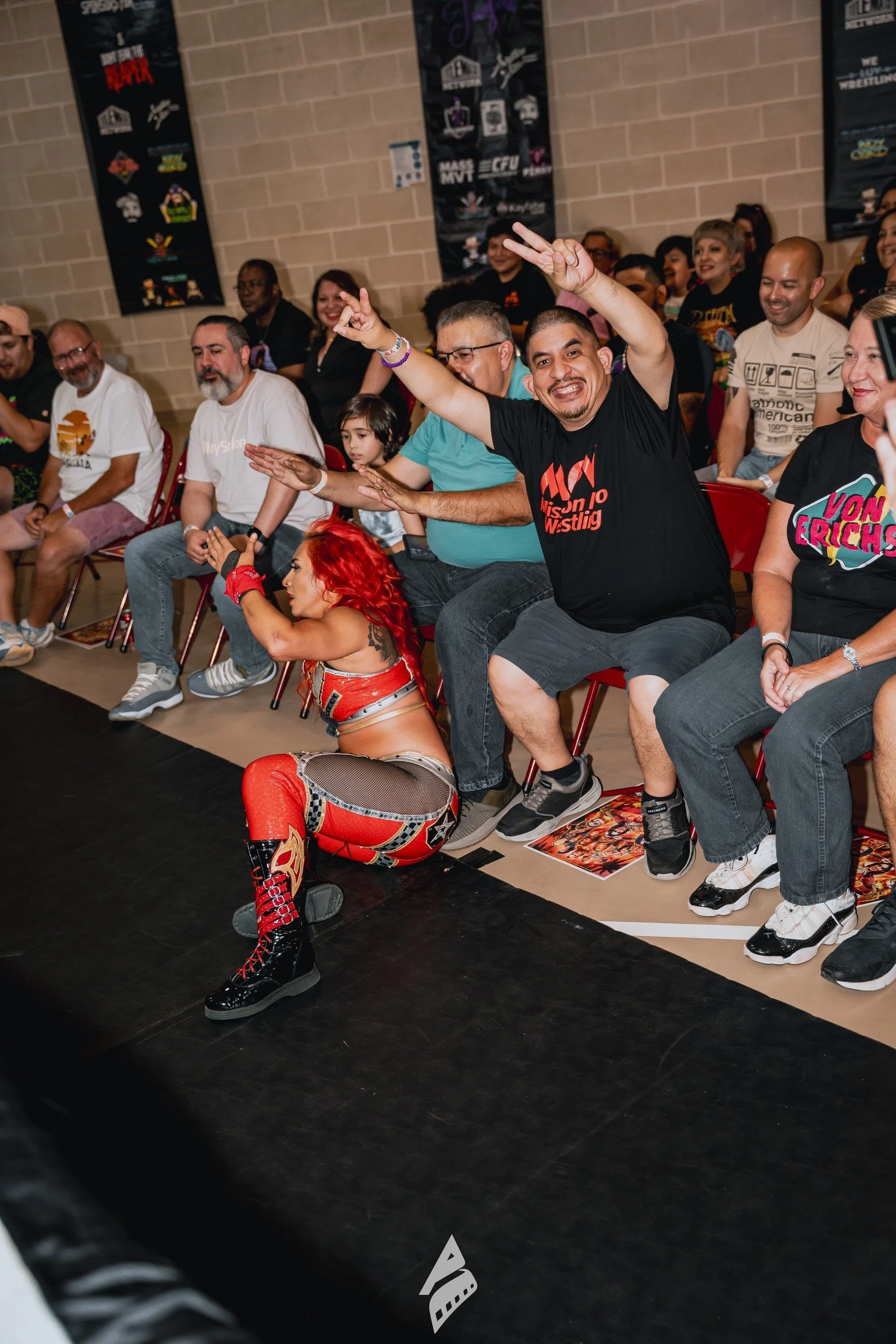 Audience reacting at ringside.