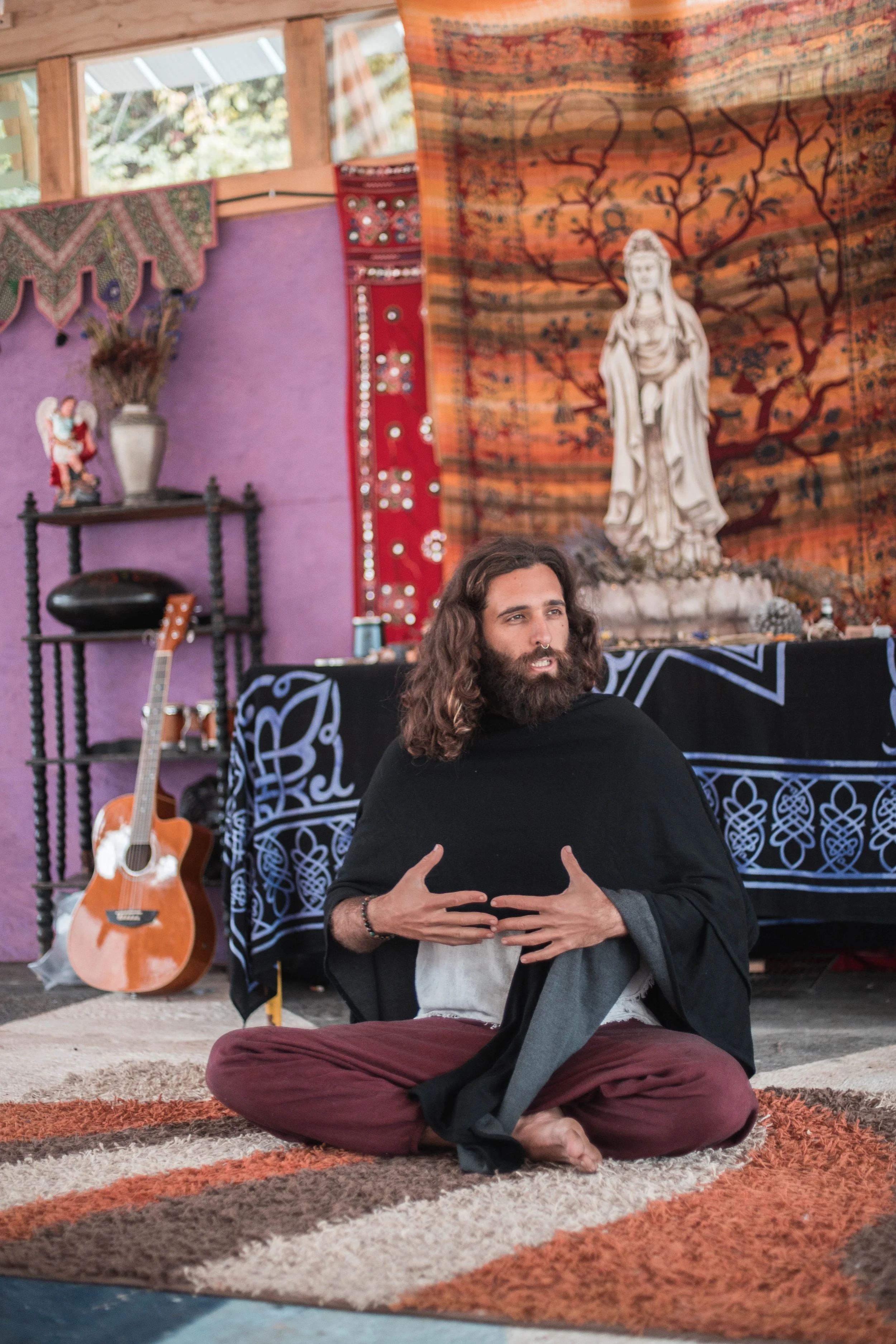 Con su expresión de sabiduría, es realmente un facilitador de la alegría, el juego y la espontaneidad. Potente en su expresión guerrera, nos comparte el recuerdo de nuestra biología espiritual, la simpleza y el Amor como camino de fraternidad.