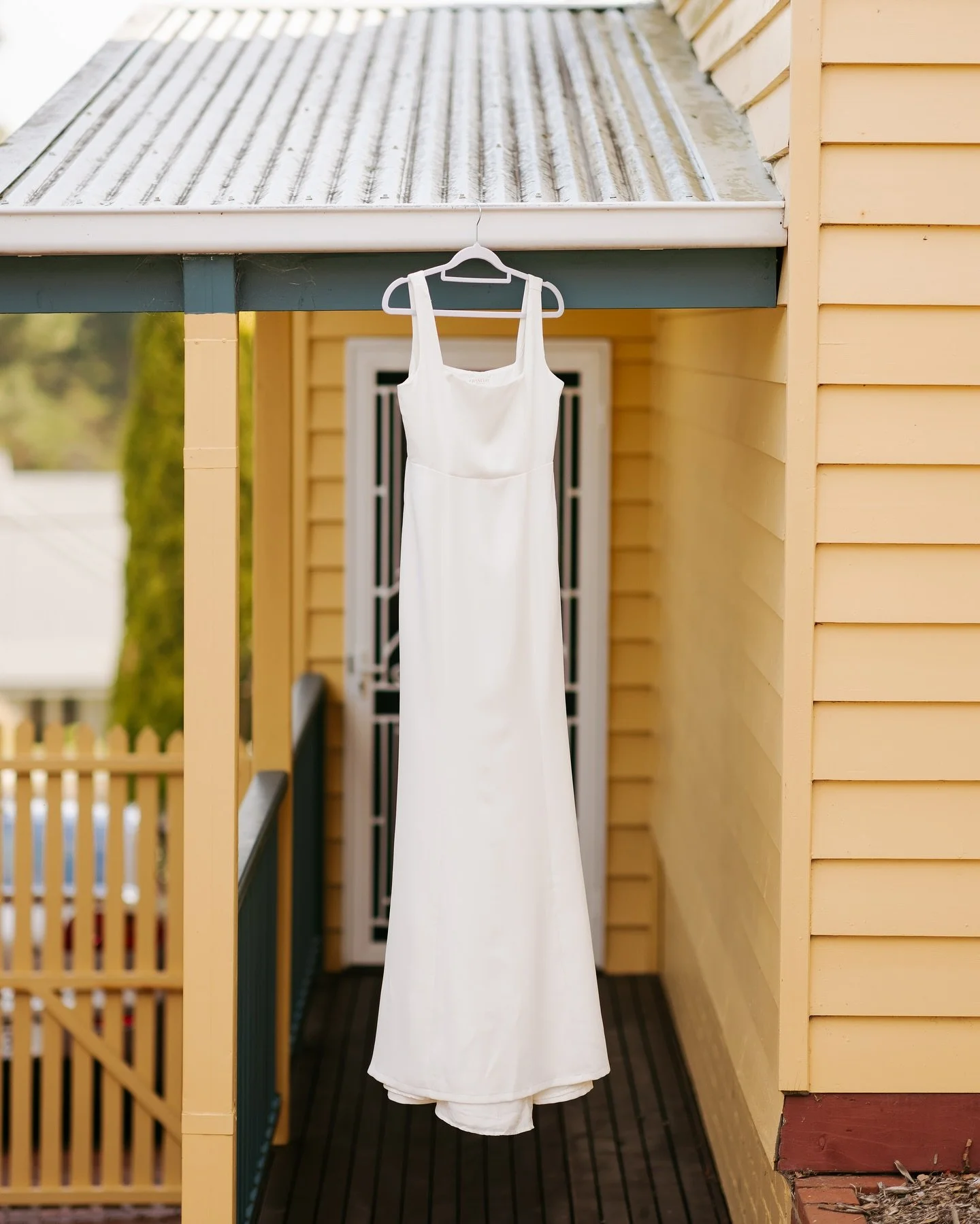 Always looking for nice pockets of colour and new places for photos of details during mornings of a wedding. Oh, and I&rsquo;m also looking for dogs. This beautiful autumn colour palate courtesy of Britt. 🍂