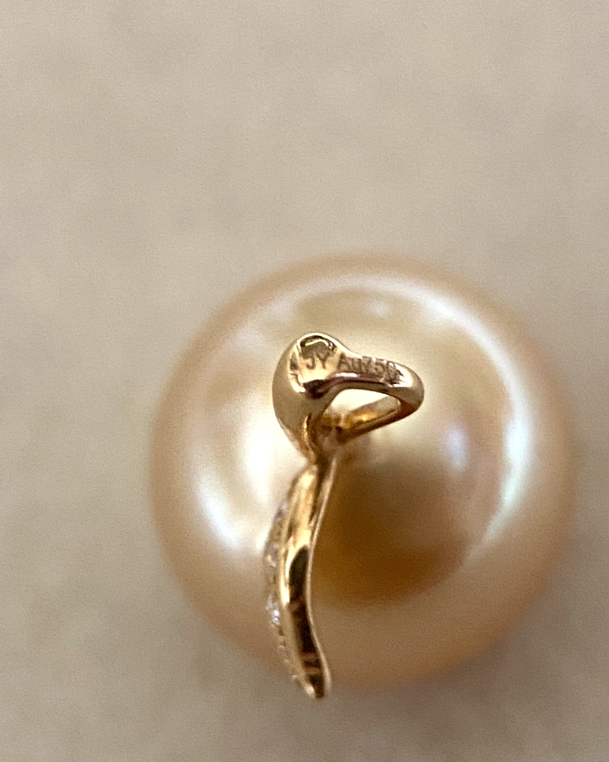 Golden Apple 10-10.5mm Japanese Amami Ōshima Golden Pearl Pendant – Warm Molten Glow, 18K Solid Gold Stem Design, Rare Natural Treasure Starlit Pearls