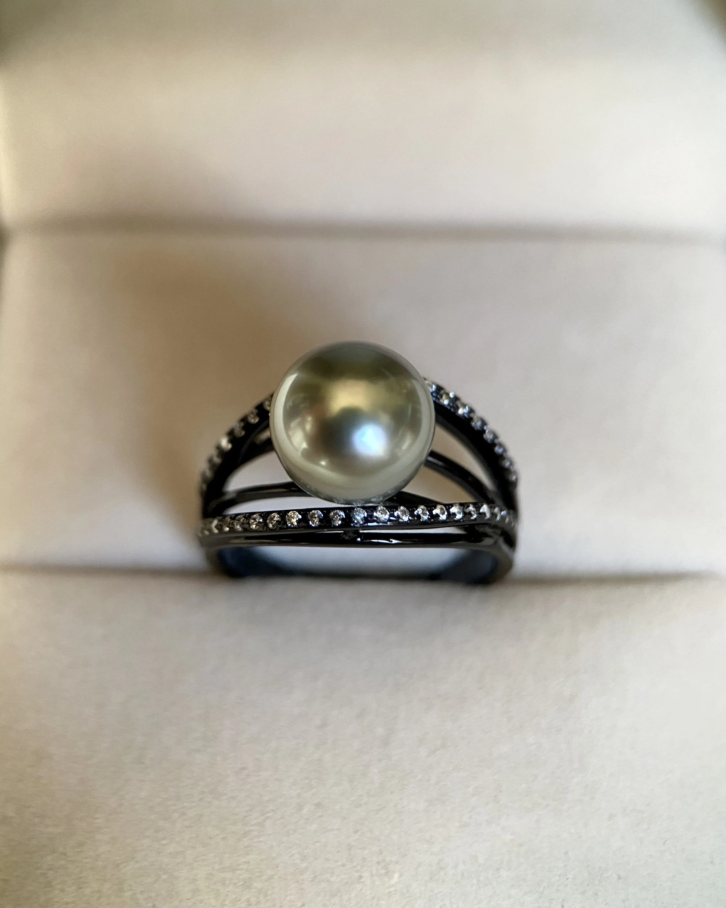 Platinum-Grey Tahitian South Sea Pearl Ring, Avocado-Green Overtone, 9-9.5mm, Modern Black-Plated S925 Silver Split-Arc Openwork Setting Starlit Pearls