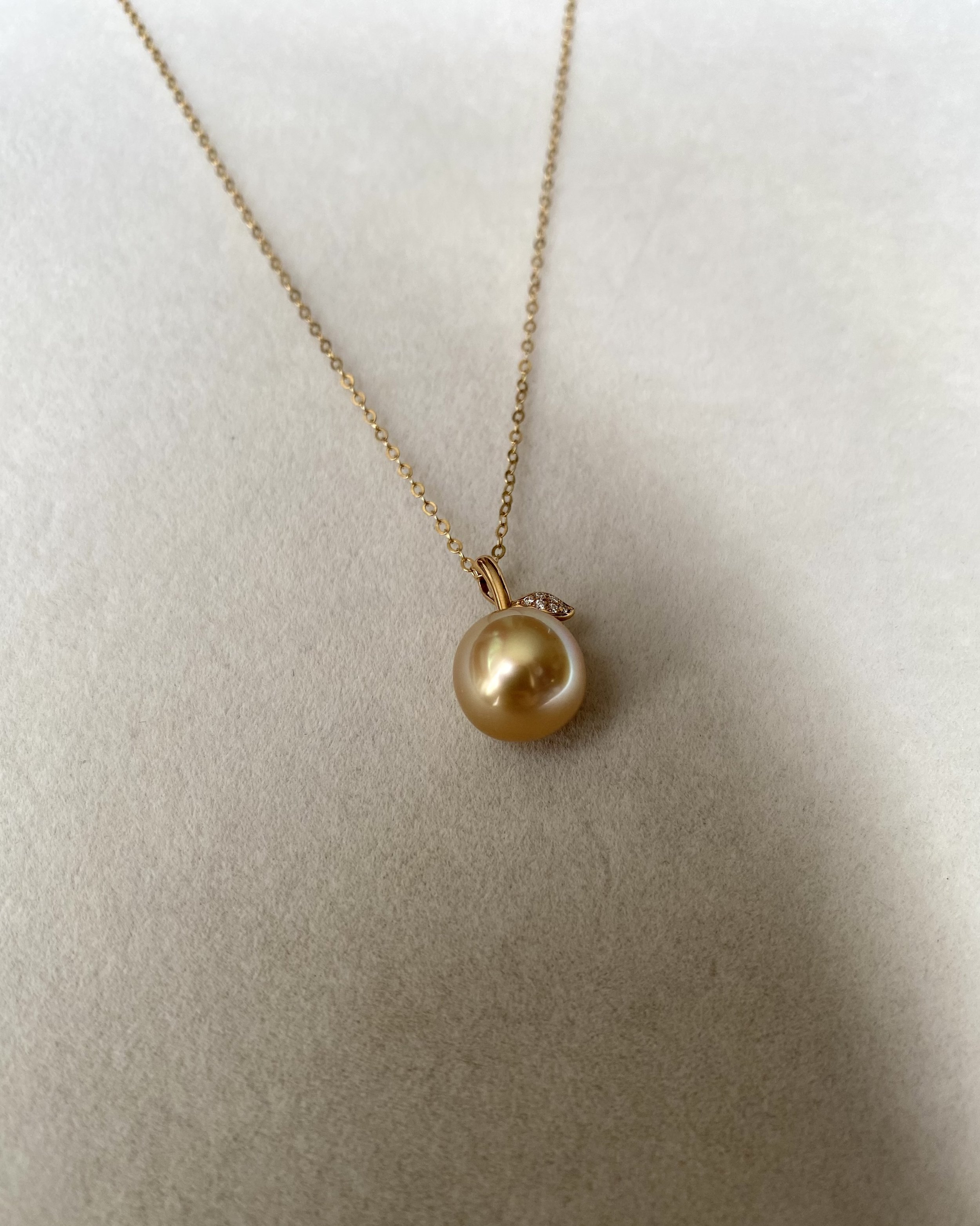 Golden Apple 10-10.5mm Japanese Amami Ōshima Golden Pearl Pendant – Warm Molten Glow, 18K Solid Gold Stem Design, Rare Natural Treasure Starlit Pearls