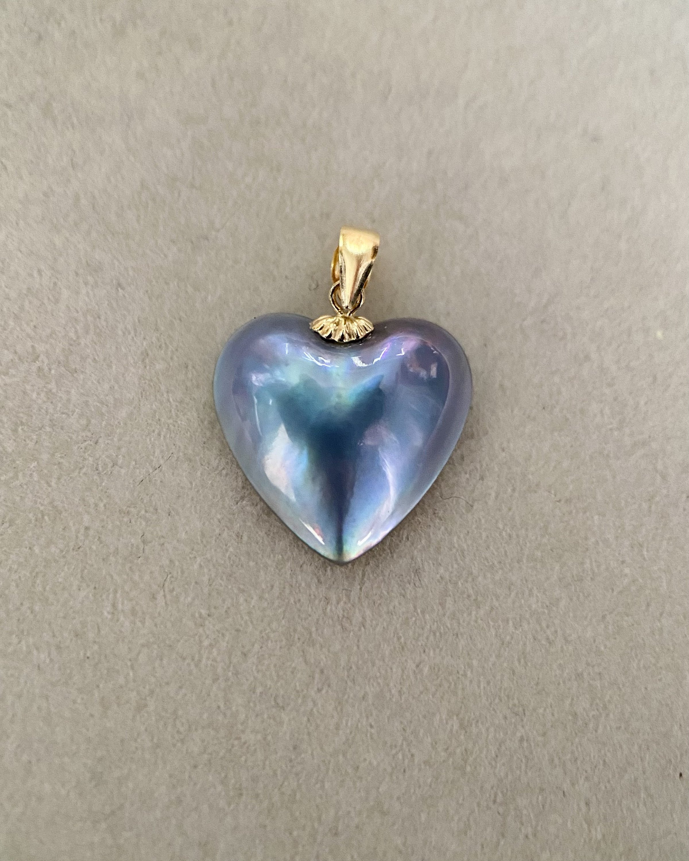 Dreamy Rainbow Luster 14 mm Heart-Shaped Mabe Pearl Pendant, Genuine Cultured from Japan, Blue Overtone, G18K AU750 Gold Fitting - Starlit Pearls