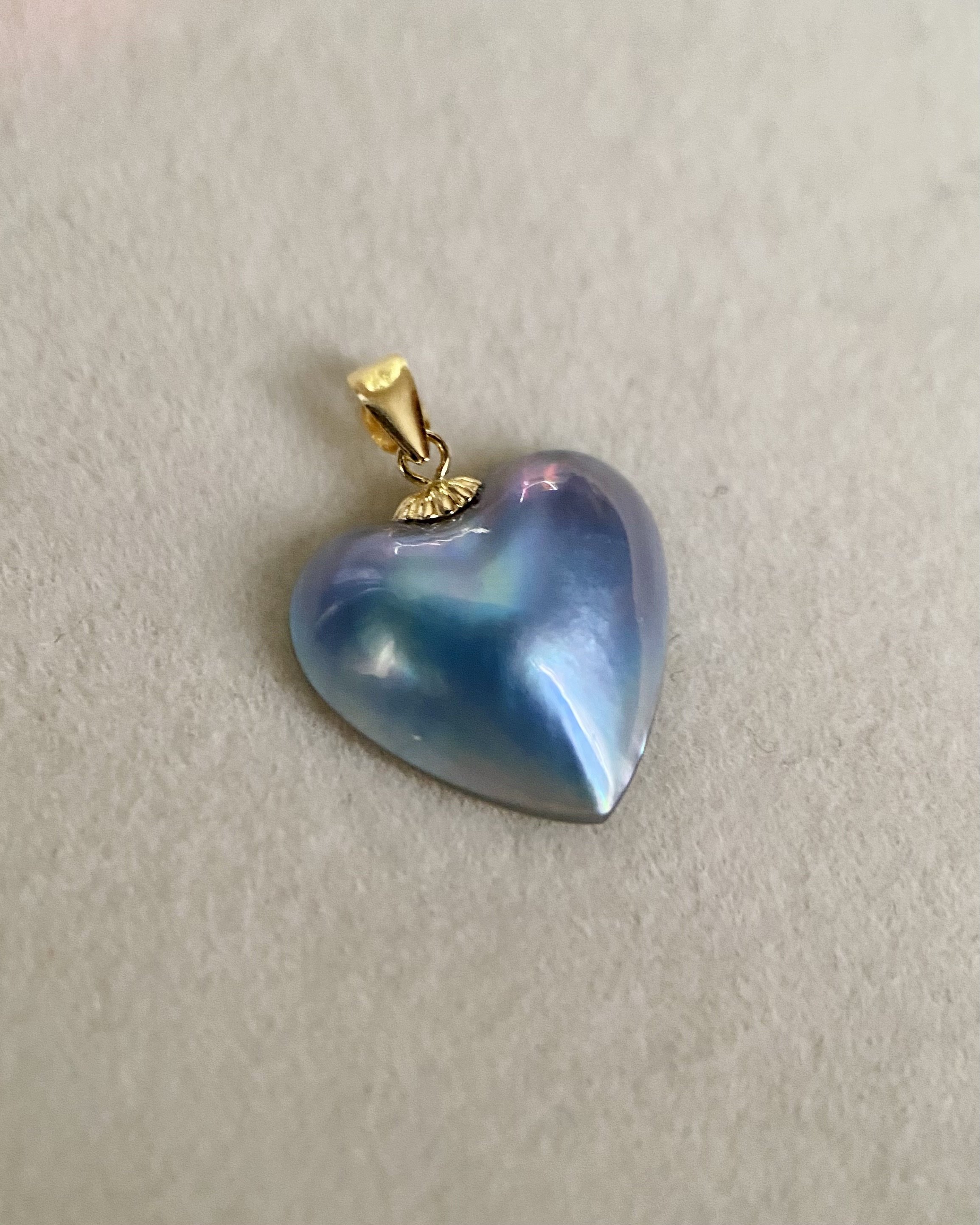Dreamy Rainbow Luster 14 mm Heart-Shaped Mabe Pearl Pendant, Genuine Cultured from Japan, Blue Overtone, G18K AU750 Gold Fitting - Starlit Pearls