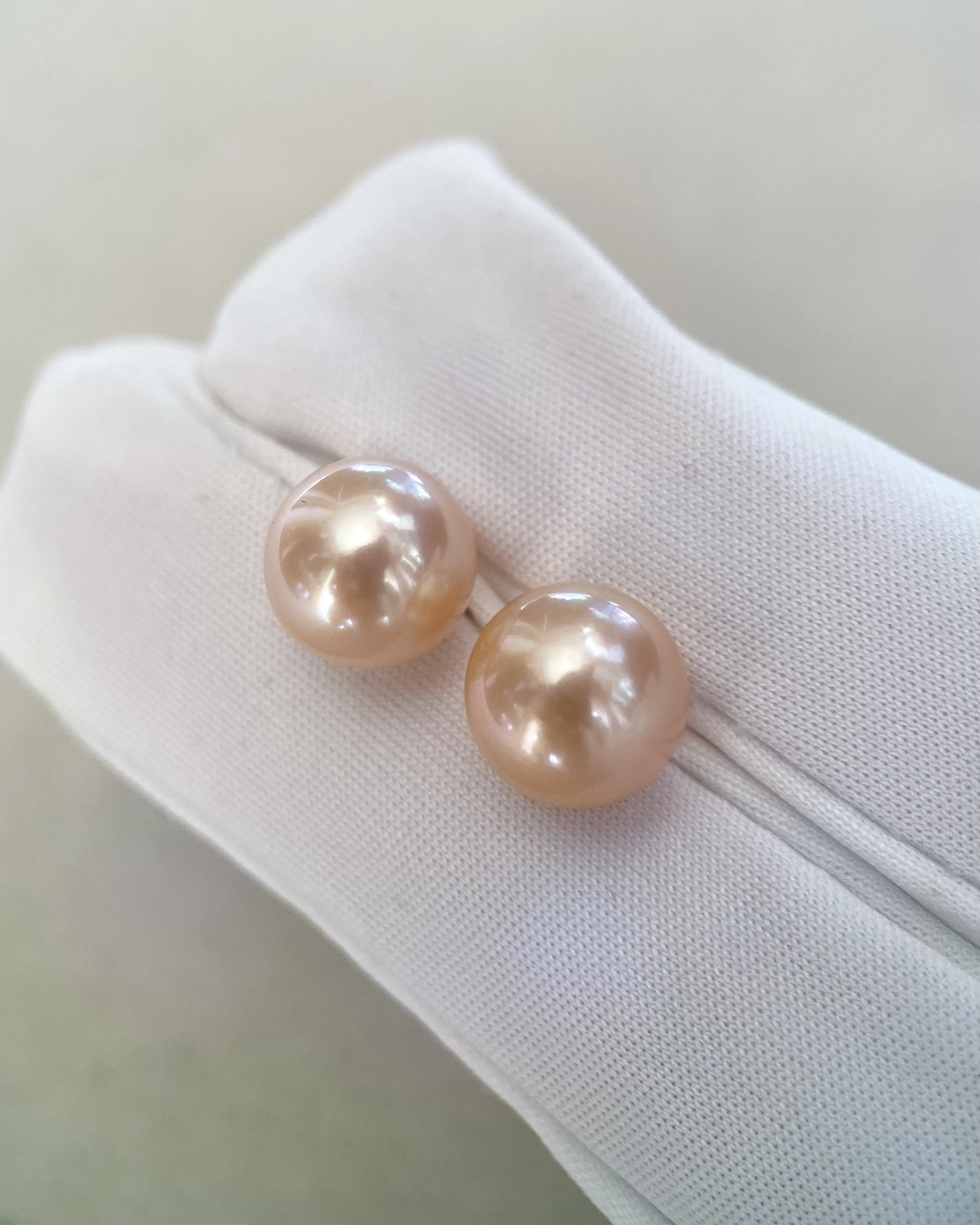 9.5-10mm Natural Pinkish-Orange Freshwater Cultured Pearl Stud Earrings, Round, Mirror-Like Lustre, AU750 18K Solid Yellow Gold Posts