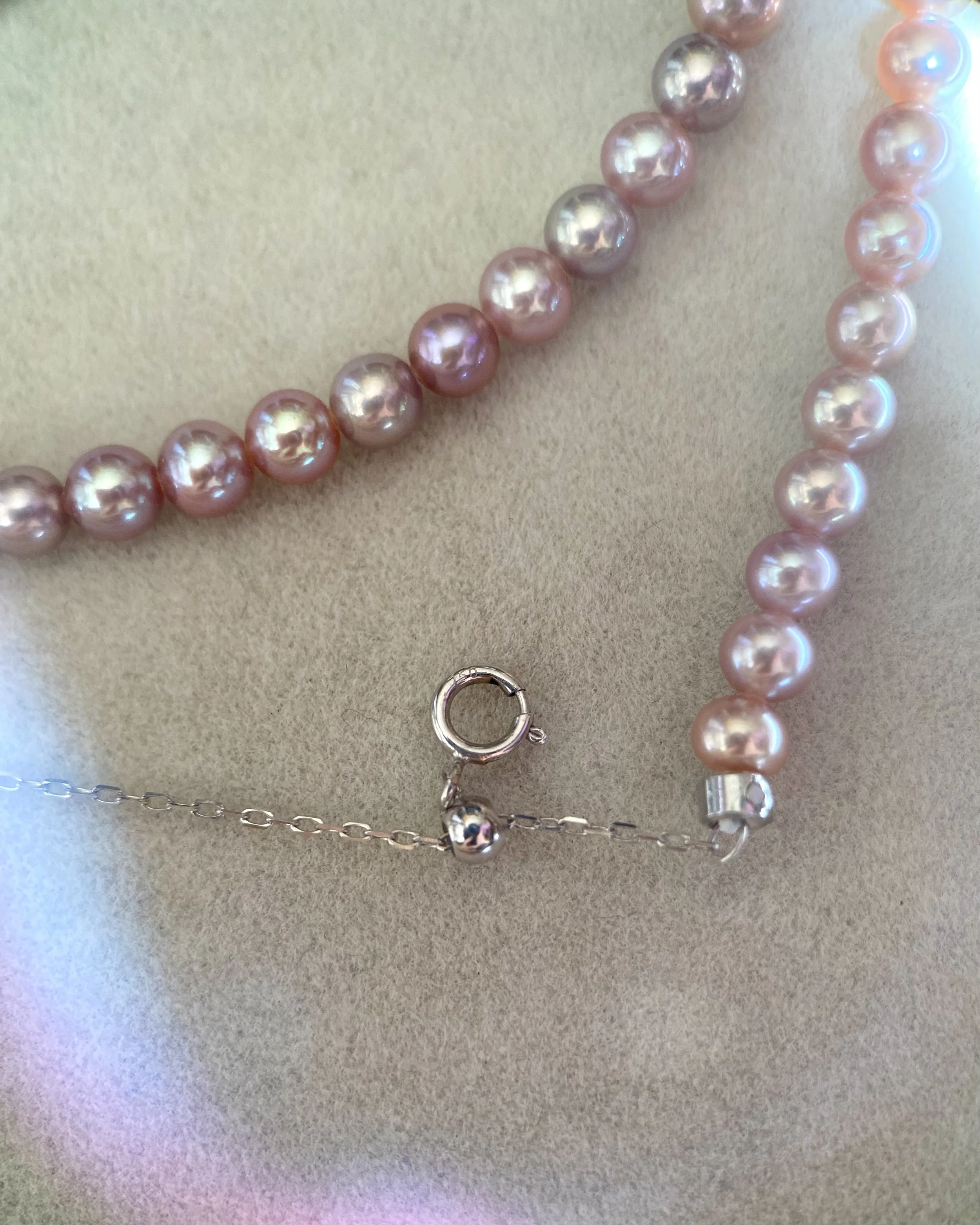 Top-Gr 4–4.5mm Mauve-Pink Freshwater Pearl Necklace, Dreamy Aurora Pastel Shifts, Thick 18K White Gold Adjustable Clasp, Playful Luxury