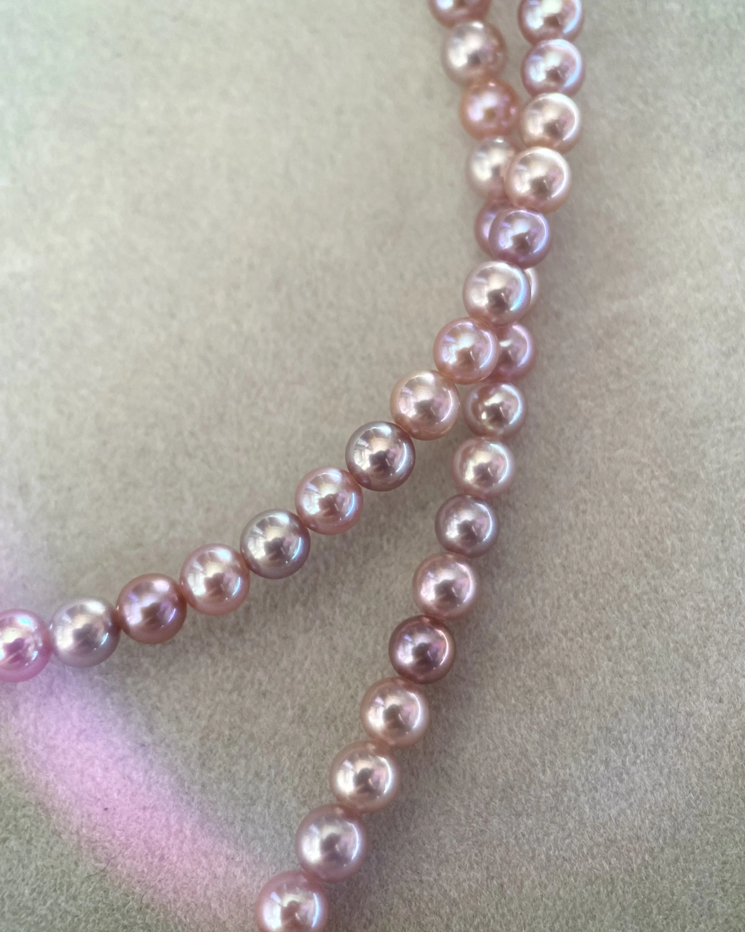Top-Gr 4–4.5mm Mauve-Pink Freshwater Pearl Necklace, Dreamy Aurora Pastel Shifts, Thick 18K White Gold Adjustable Clasp, Playful Luxury
