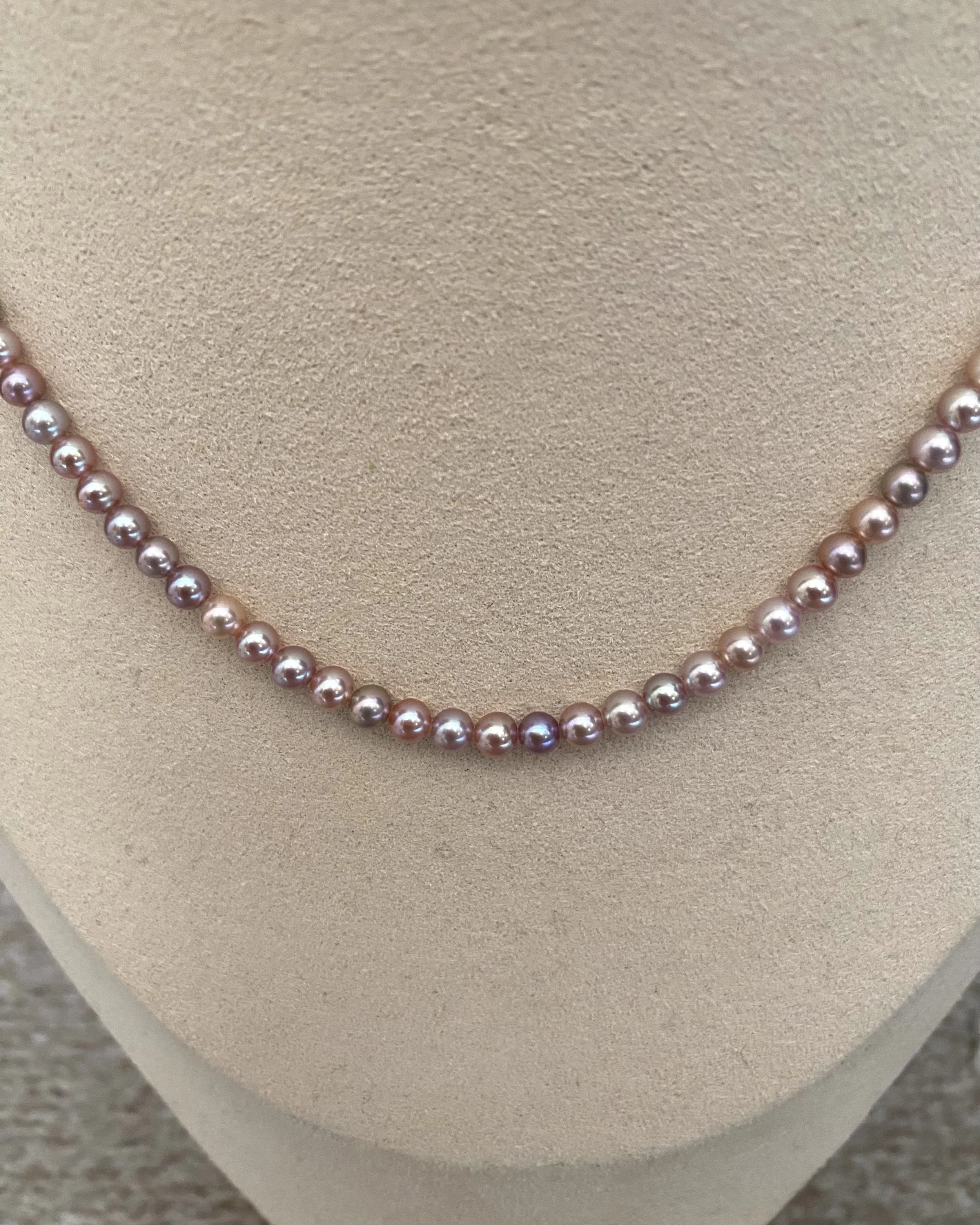 Top-Gr 4–4.5mm Mauve-Pink Freshwater Pearl Necklace, Dreamy Aurora Pastel Shifts, Thick 18K White Gold Adjustable Clasp, Playful Luxury